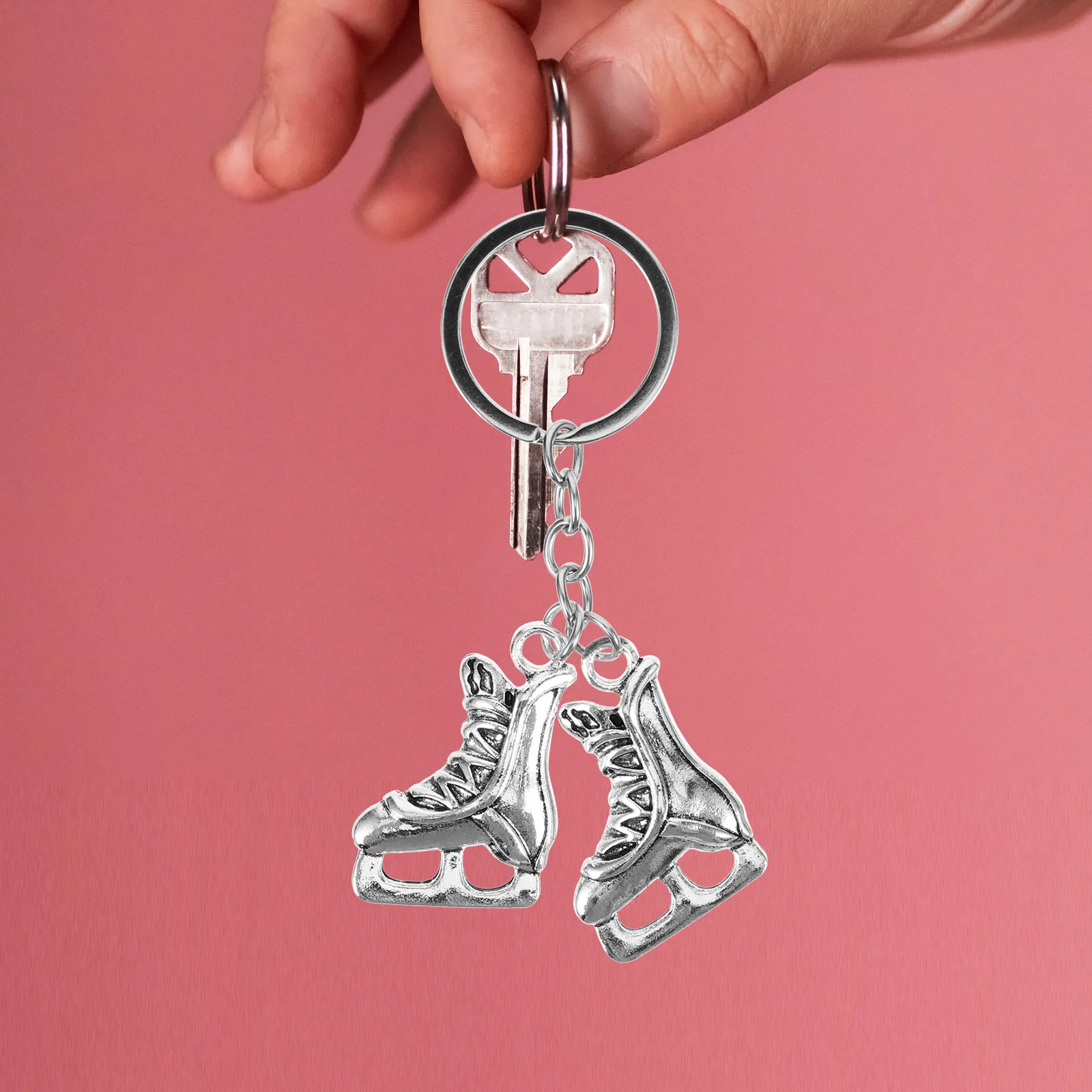 

Очаровательный брелок-ролик для ключей: прочный металлический дизайн, миниатюрный кулон в виде кеды для украшения сумок и рюкзаков, уникальная идея для подарка