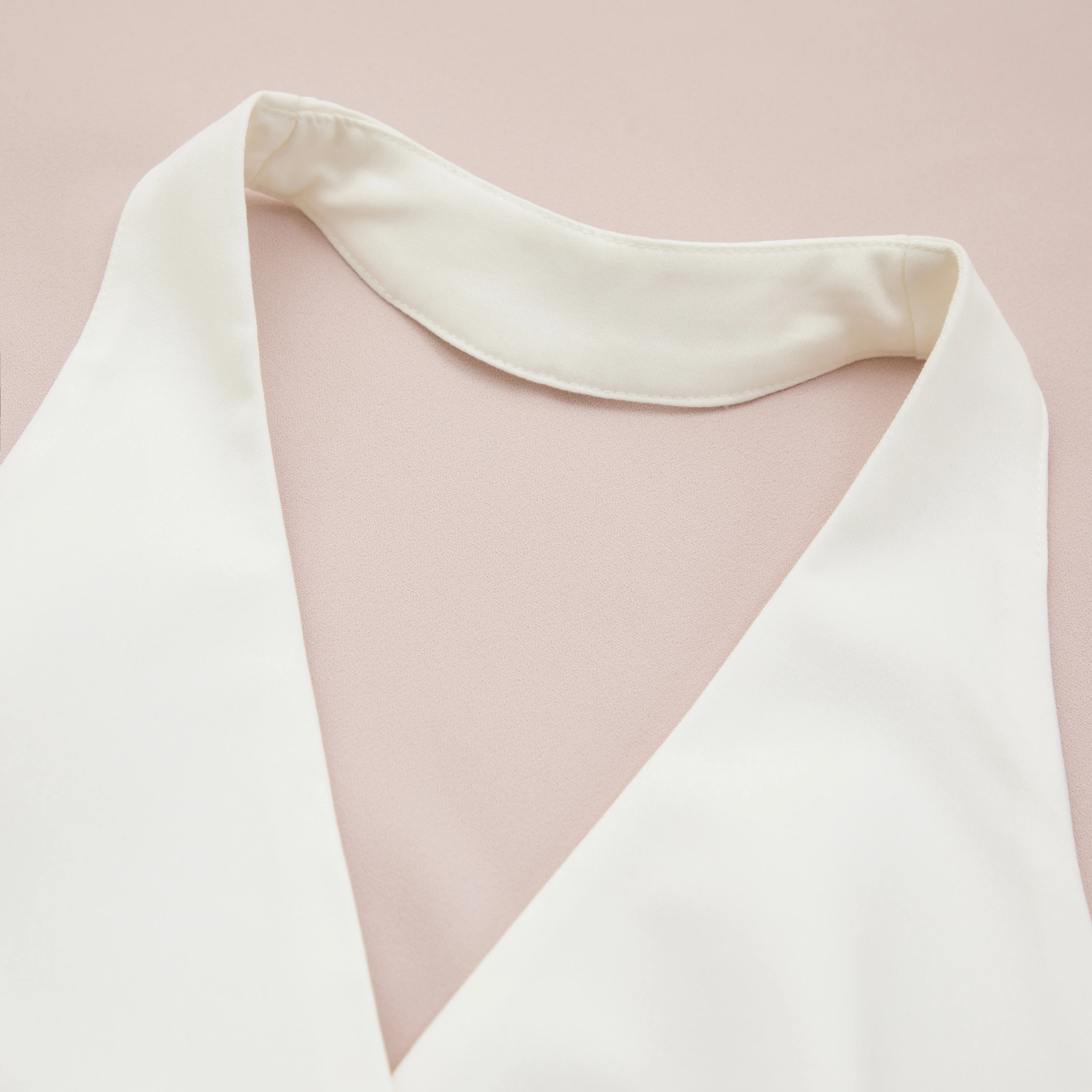 2025 ผู้หญิงเสื้อสไตล์ใหม่ฤดูร้อนขายร้อนผู้หญิงเสื้อกั๊กแฟชั่นเซ็กซี่แขวนคอเส้นใยโพลีเอสเตอร์เสื้อกั๊กหัวเข็มขัดริบบิ้นสไตล์