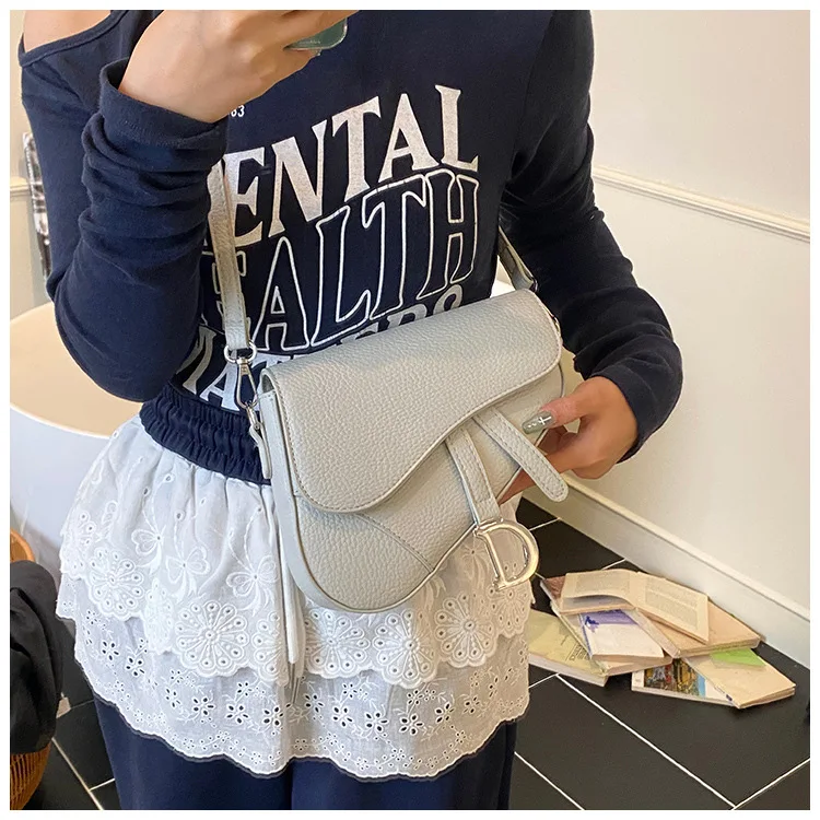 Venda quente nova bolsa de sela de luxo-design retrô e de nicho, estética sofisticada, bolsa crossbody/ombro moderna para mulheres,