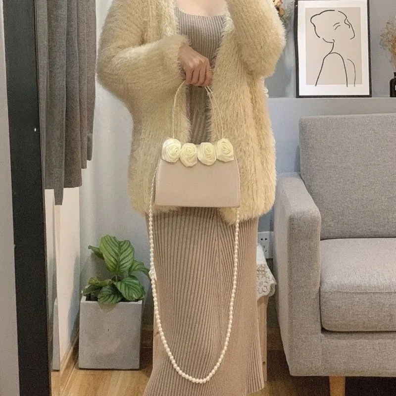 

Вечерняя квадратная сумка с лепестками цветов розы, женская атласная сумка через плечо с жемчугом и бисером, женская элегантная сумка на плечо, новинка