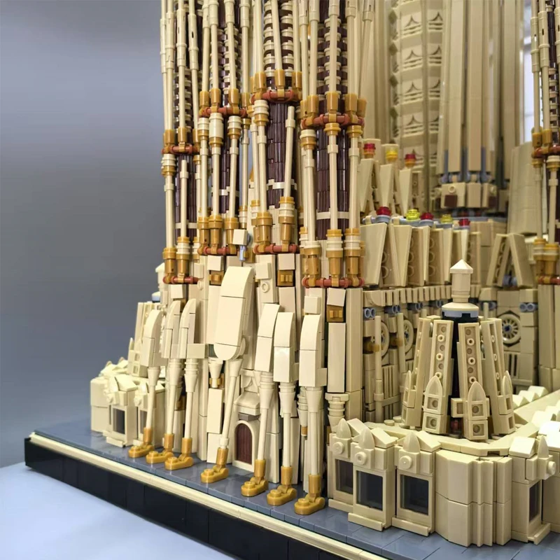 10045PCS Barcelona Sagrada Familia Model MOC-65795 Medieval Catholic Church Architectural Building Blocks Assembly Toys Kid Gift