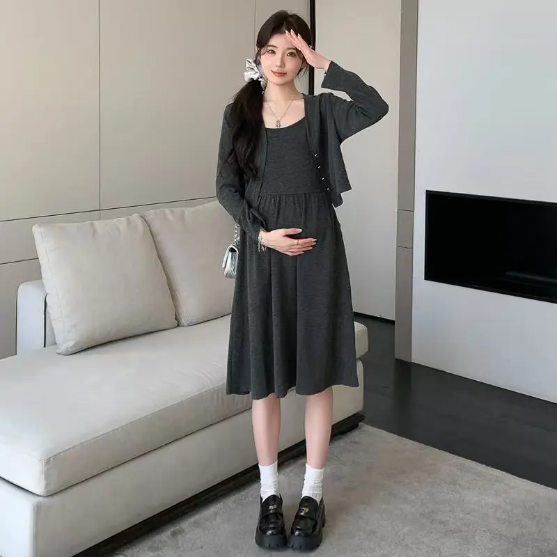 Traje de maternidad 2025, nuevo estilo, versión coreana, vestido tejido con tirantes de temperamento suave y cárdigan de manga larga, conjunto de dos piezas
