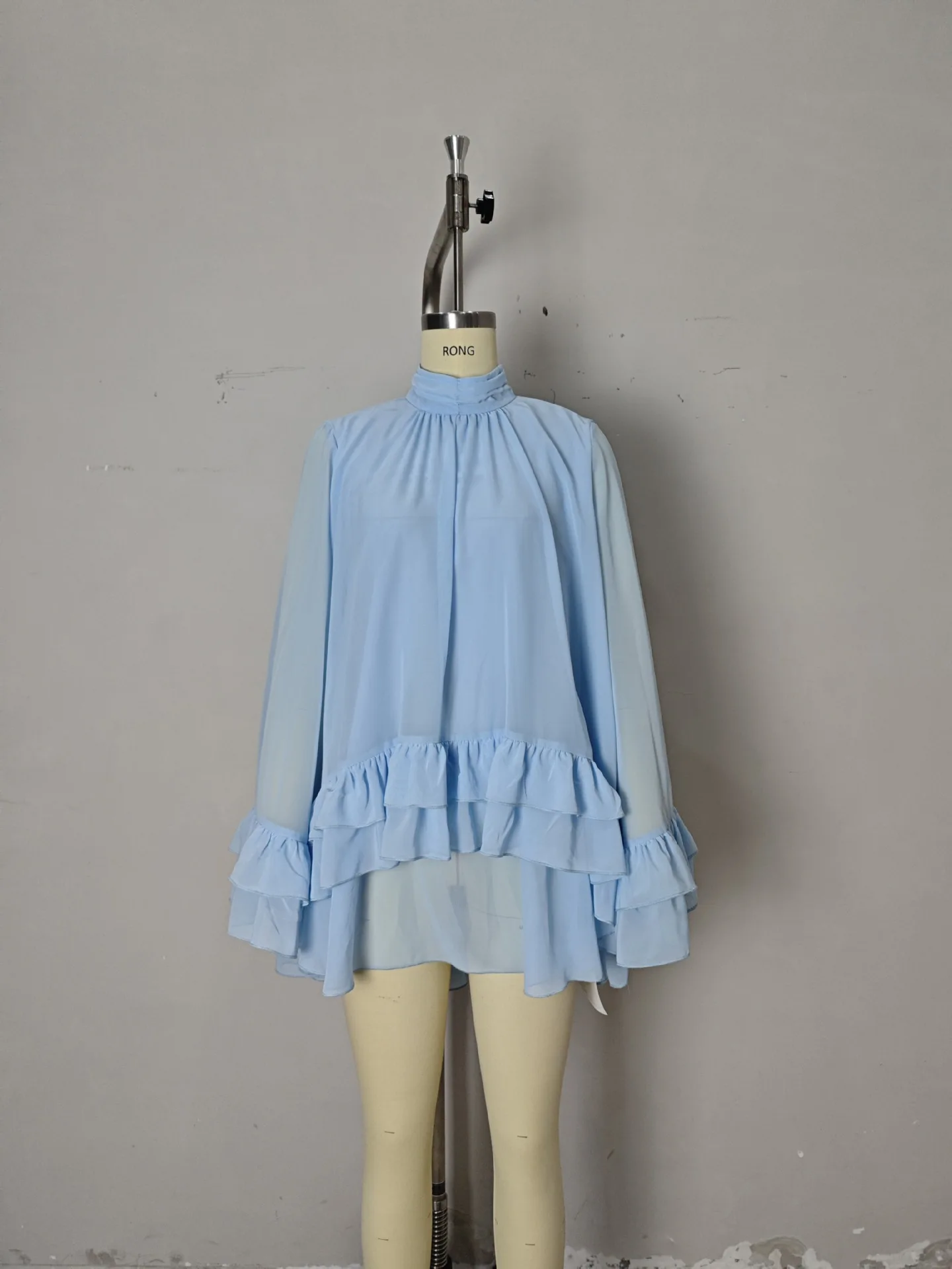 فساتين نسائية صغيرة من الشيفون الأزرق الحلو شبه رقبة عالية بطبقة مزدوجة بحافة فطر ربيع جديد للشاطئ واقية من الشمس على شكل عباءة