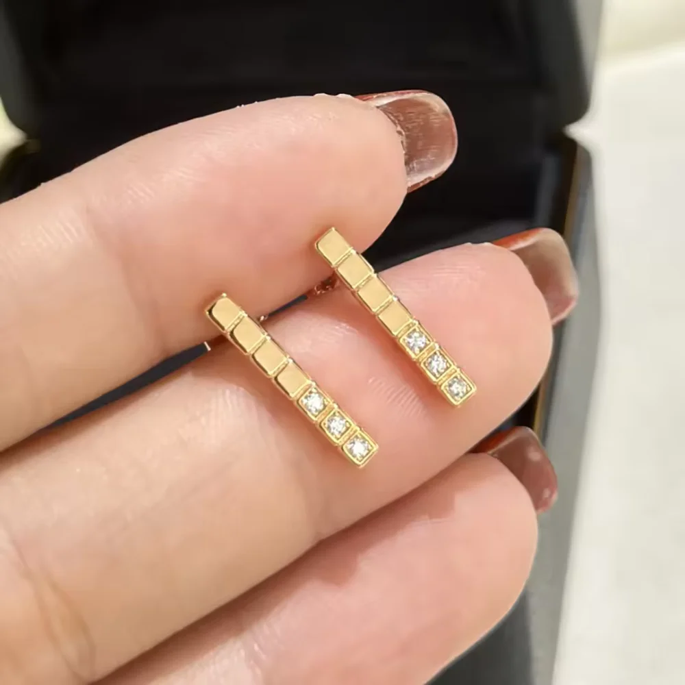 

Classic Ice Crystal Couple Earrings 18K Gold Plated Jewelry Fashionable Accessory for Men And Women