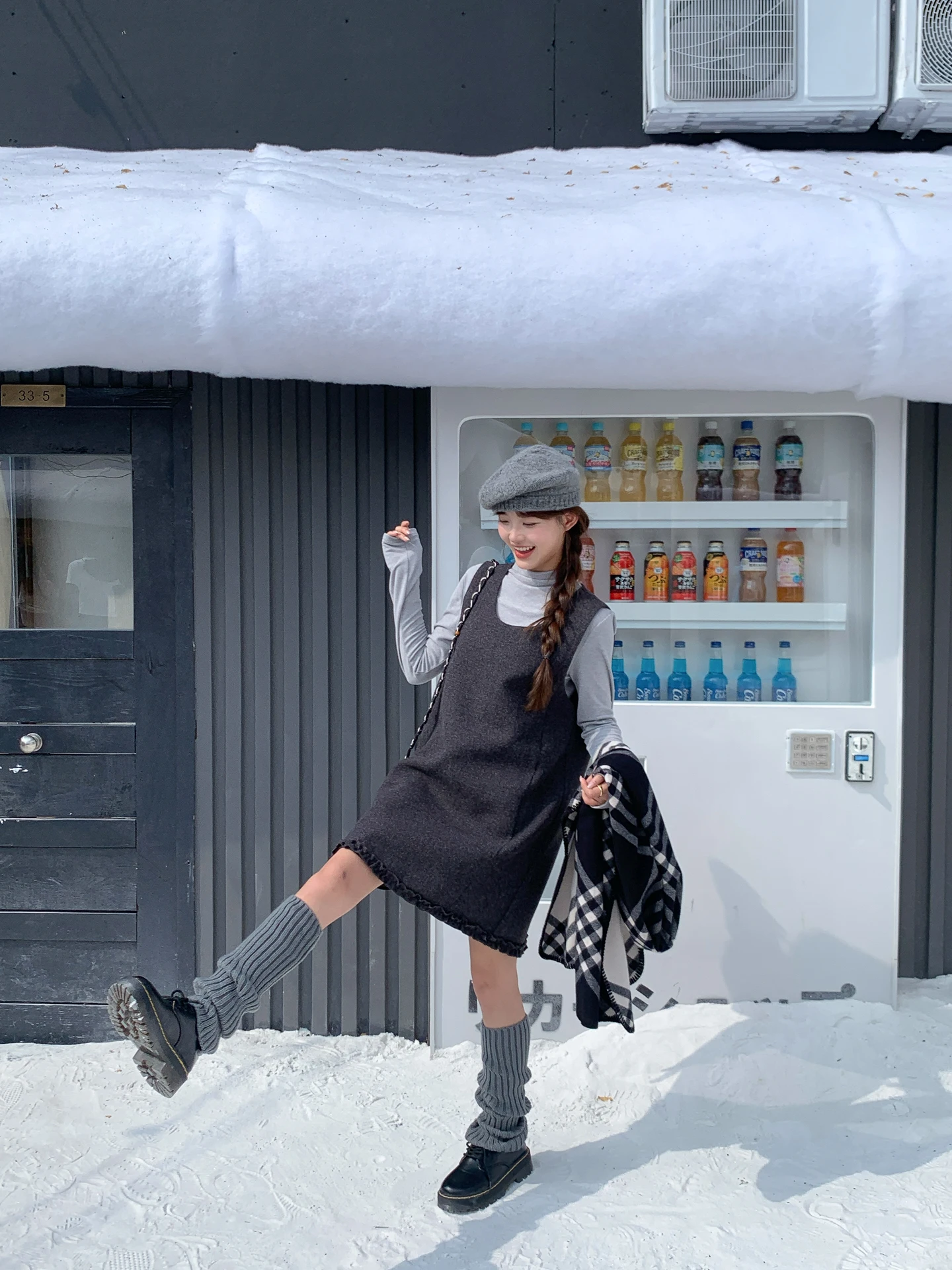 

Корейский комплект для похудения и коррекции фигуры: женский зимний вязаный жилет с рюшами и модный внутренний комплект одежды, новинка 2025 года