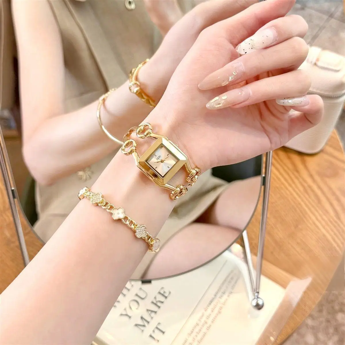 Elegant ladies' watches, luxury hollow chain ladies' retro 2025 new quartz watches, women's accessories, watch accessories