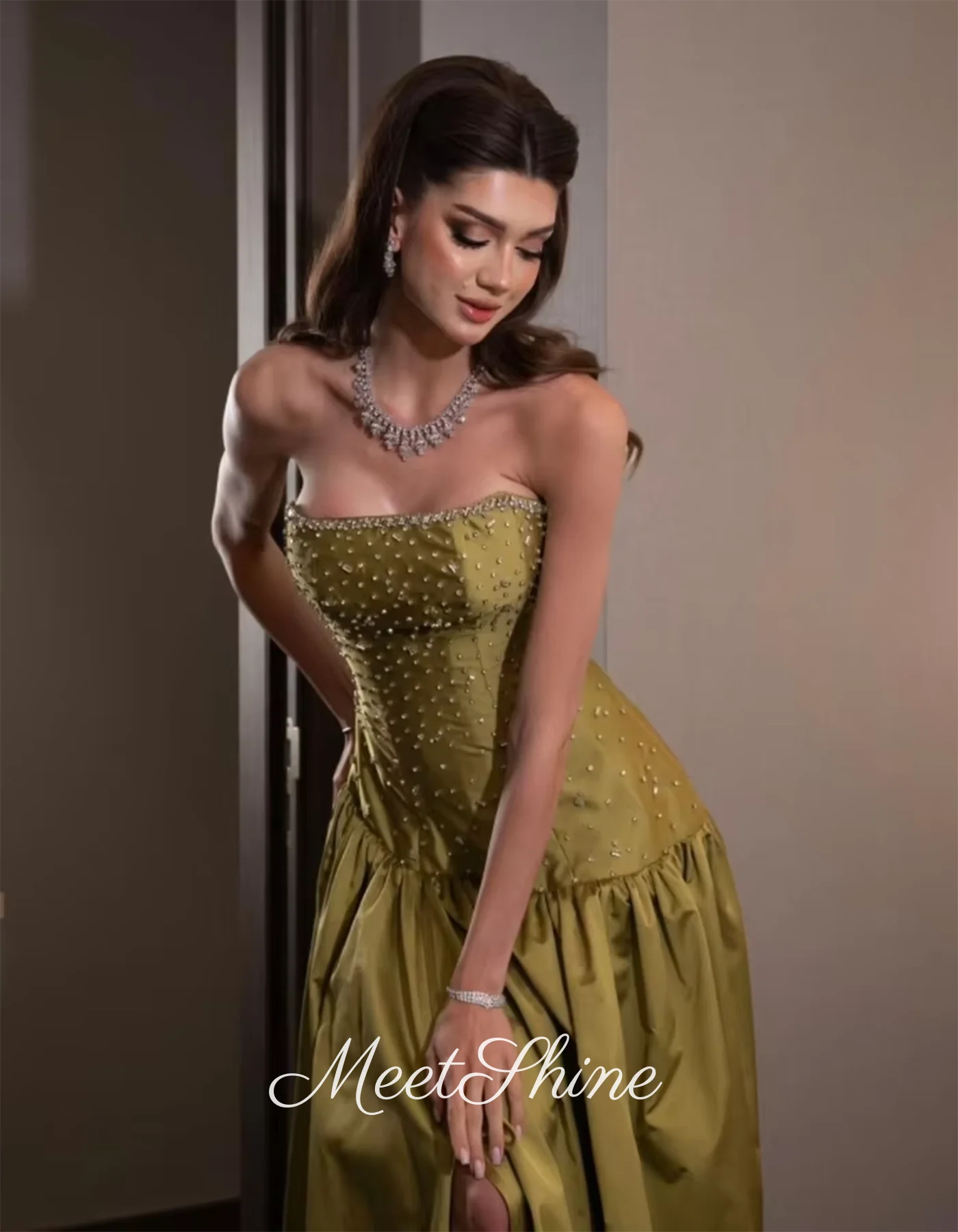 イエローイブニングパーティードレススパンコールフロアレングスストラップレスウエディングドレスクリスタルビーズカスタマイズサウジアラビアのウェディングドレス2025