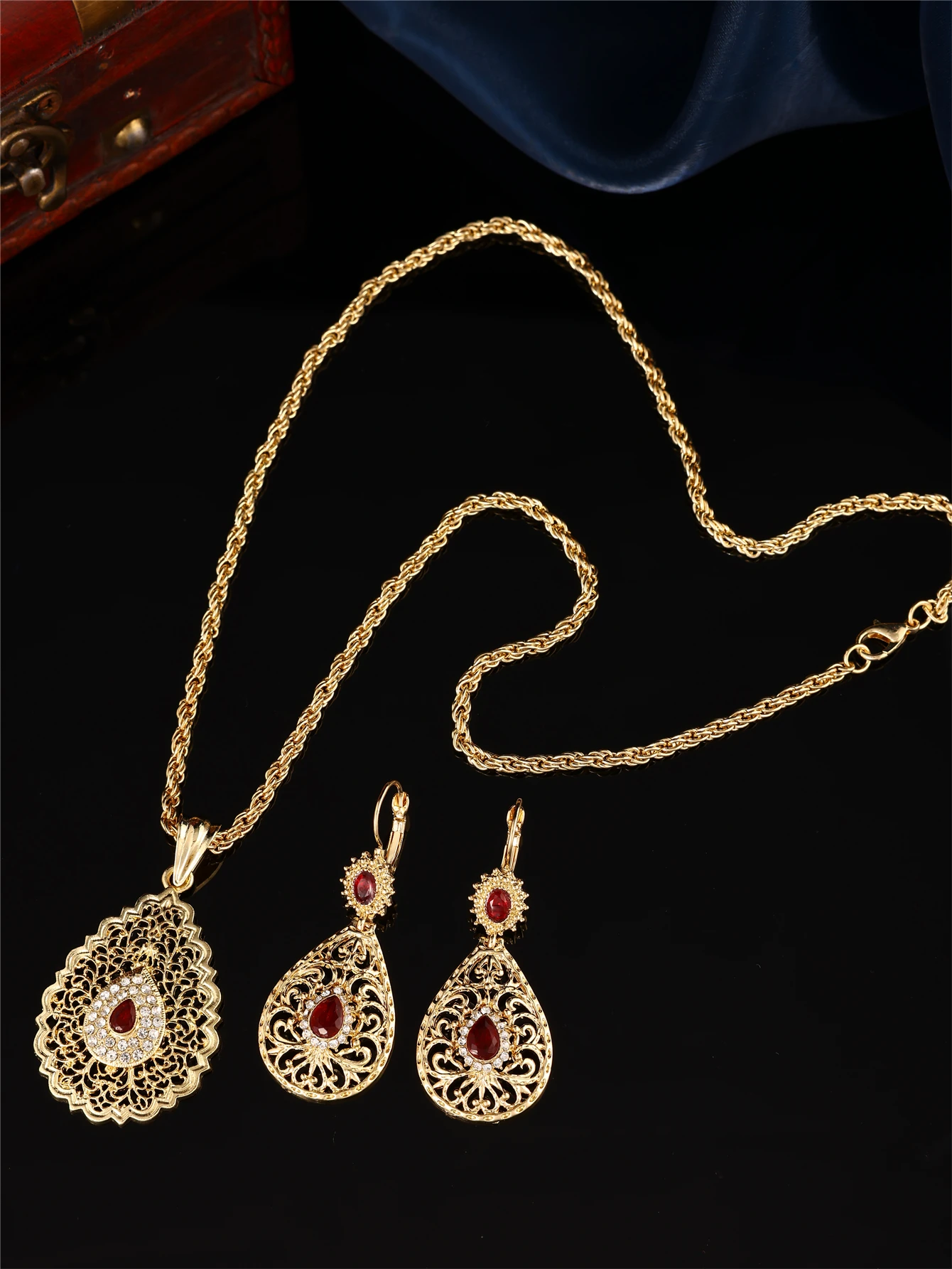 

Набор ювелирных украшений в ретро-стиле: колье и серьги в форме капли, с полым резным узором и инкрустацией стразами, для свадебных торжеств.