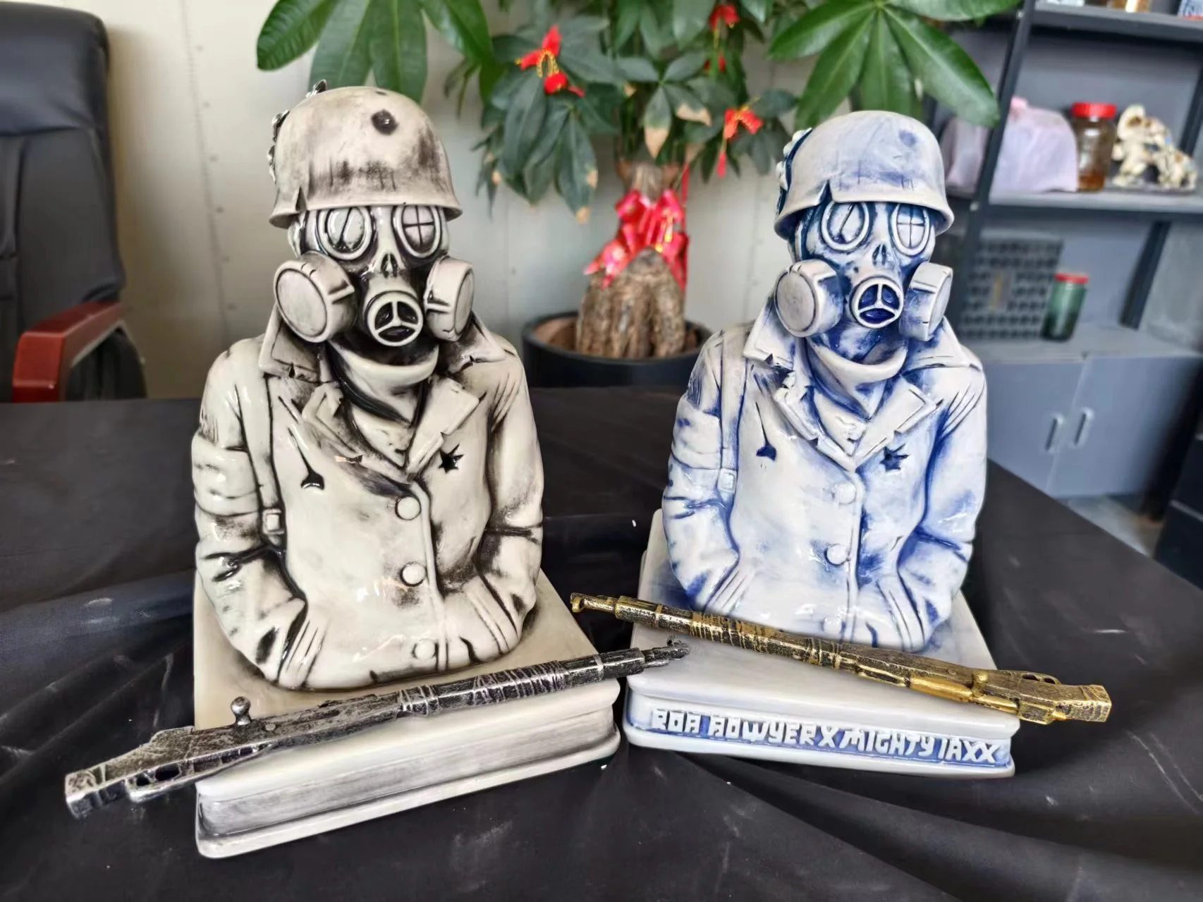 Mighty jaxx Gas Mask co-branded gas mask ceramic incense burner trendy limited edition ornaments