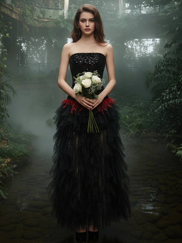 Vestido Maxi Bustier Preto com Lantejoulas e Detalhes em Plumas Vermelhas, Vestido de Festa Gótico Elegante com Saia de Tule em Camadas, Vestido Formal de Noite