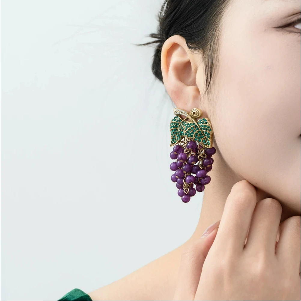 

Medieval Style Fashionable Green Rhinestone Paved Leaf Purple Beaded Grape Earrings Retro Light Luxury High-end Fruit Jewelry