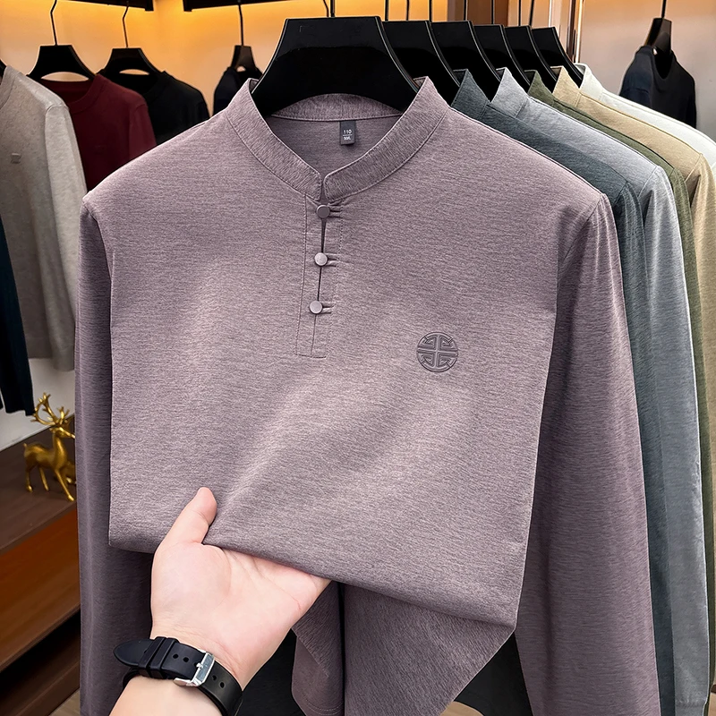 Herren-T-Shirt mit Mandarin-Kragen und langen Ärmeln, traditionelles Knopfdesign, Brustemblem, glatter, dehnbarer Stoff, modische Freizeit-Oberteile für Herren. – Detail 12
