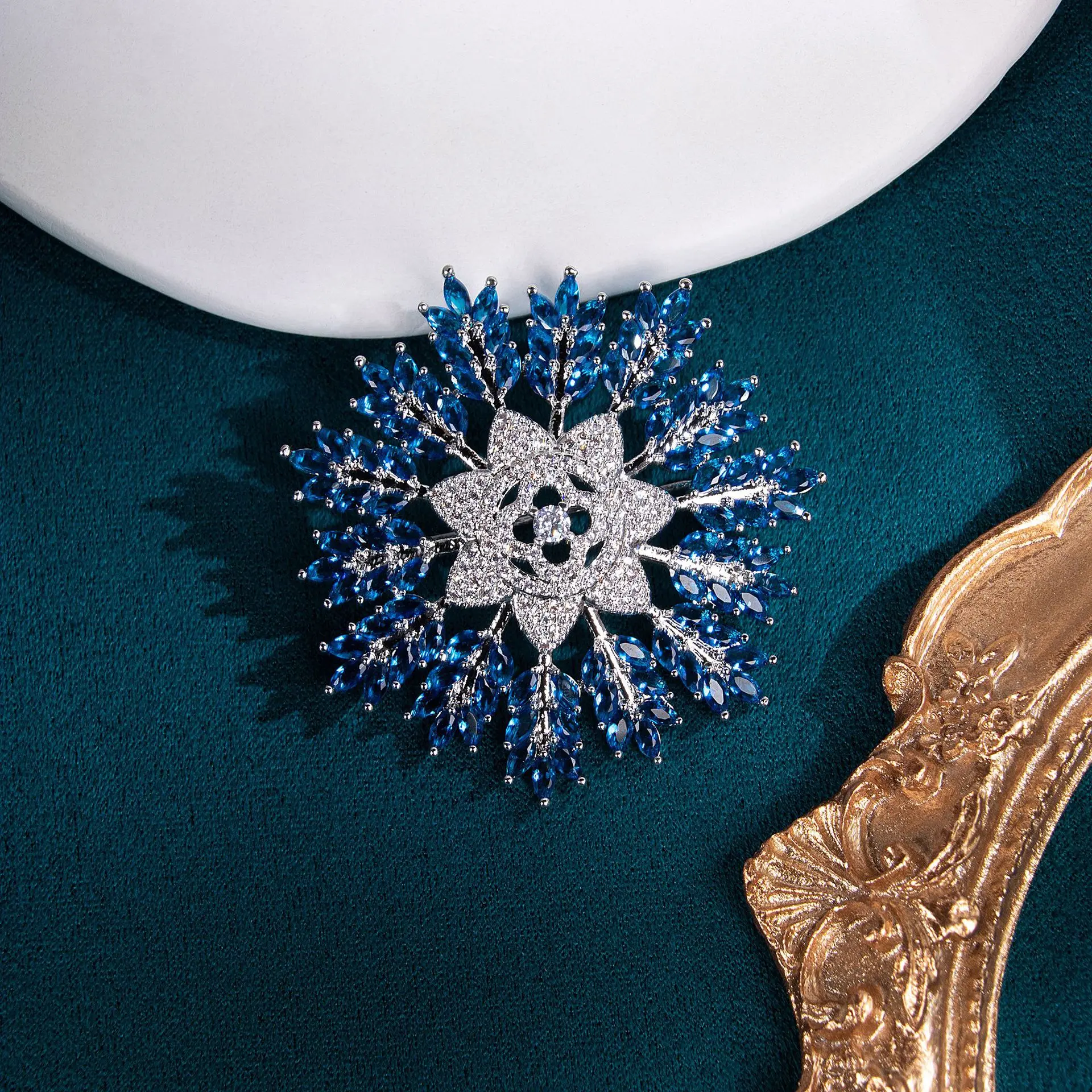 

New Retro Men and Women's Fashion Versatile Brooches Shiny Crystal Big Flowers Rhinestone Pin Accessories Jewelry Gifts