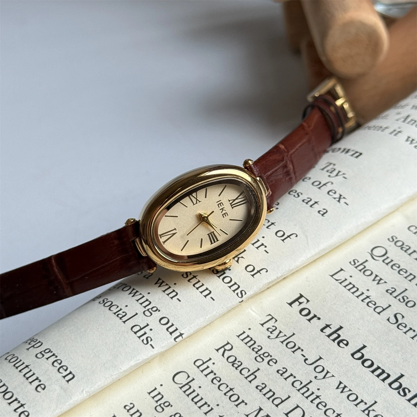 Oval Roman-style vintage gold watch for womenelegantsimple, stylish, high-end casual watch, women's stainless steel wristwatch.