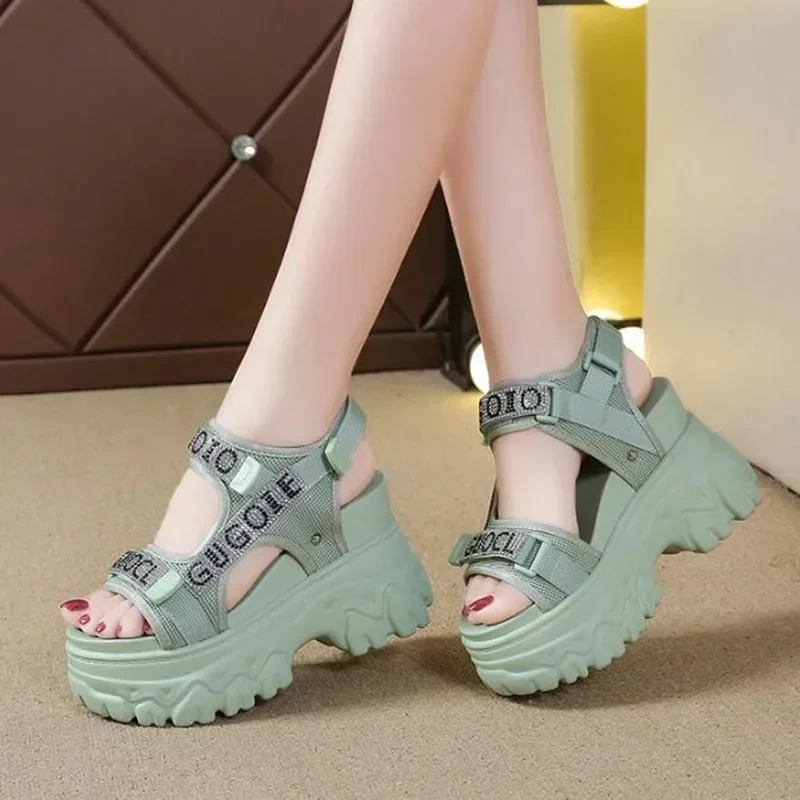 Zapatos elegantes para mujer, sandalias de lujo para verano 2025, zapatos de suela gruesa con tacones de pendiente elevado, zapatos romanos, zapatillas de deporte para mujer