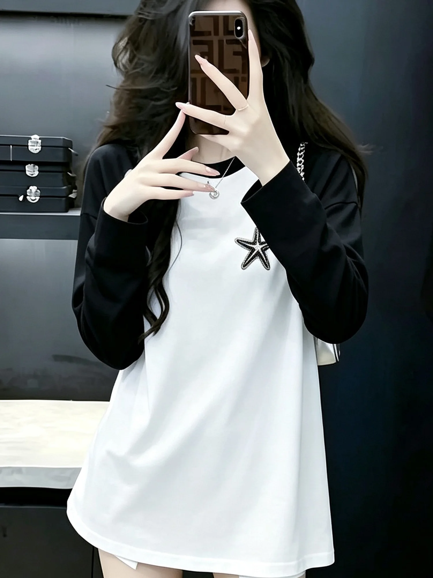 Elegant White Long Sleeve T-Shirt Women's Fashionable  Style Age-Defying High-End Feeling Top for Autumn 2026 New Arrival