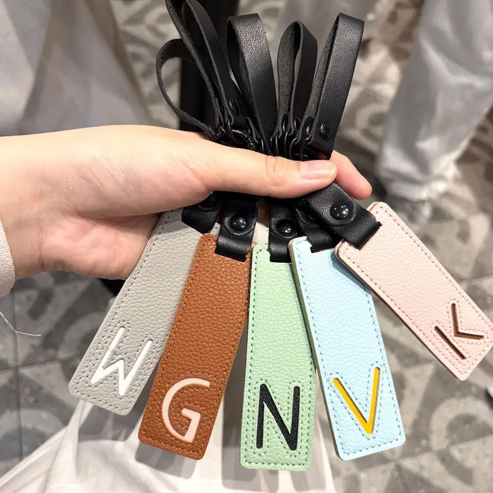 Beliebter A-Z 26-Buchstaben-Leder-Schlüsselanhänger mit graviertem individuellem Logo und Namen mit Handtaschen-Schlüsselanhänger für Damen und Herren, Moto, Auto-Schlüsselanhänger, Geschenk