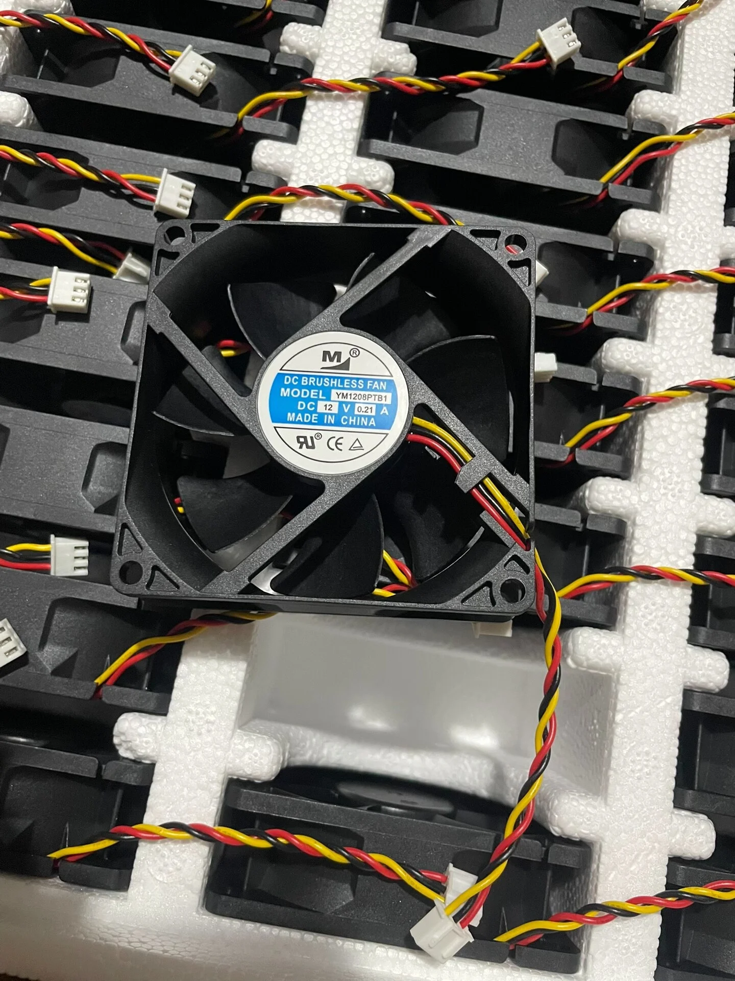 

Оригинальный вентилятор охлаждения YM1208PTB1 12V 0.21A 8025 с тремя проводами