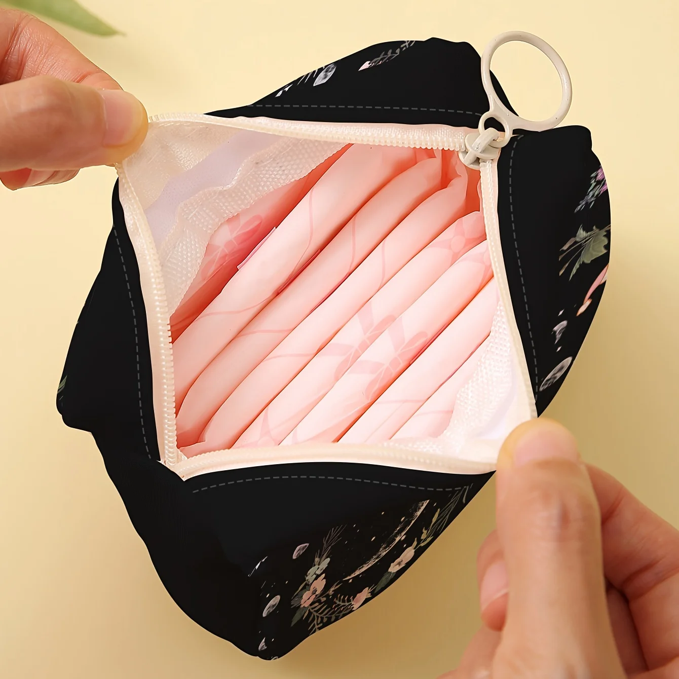1 pc Moon pattern printed sanitary napkin storage bag, women\'s lightweight tissue bag, sanitary tissue bag