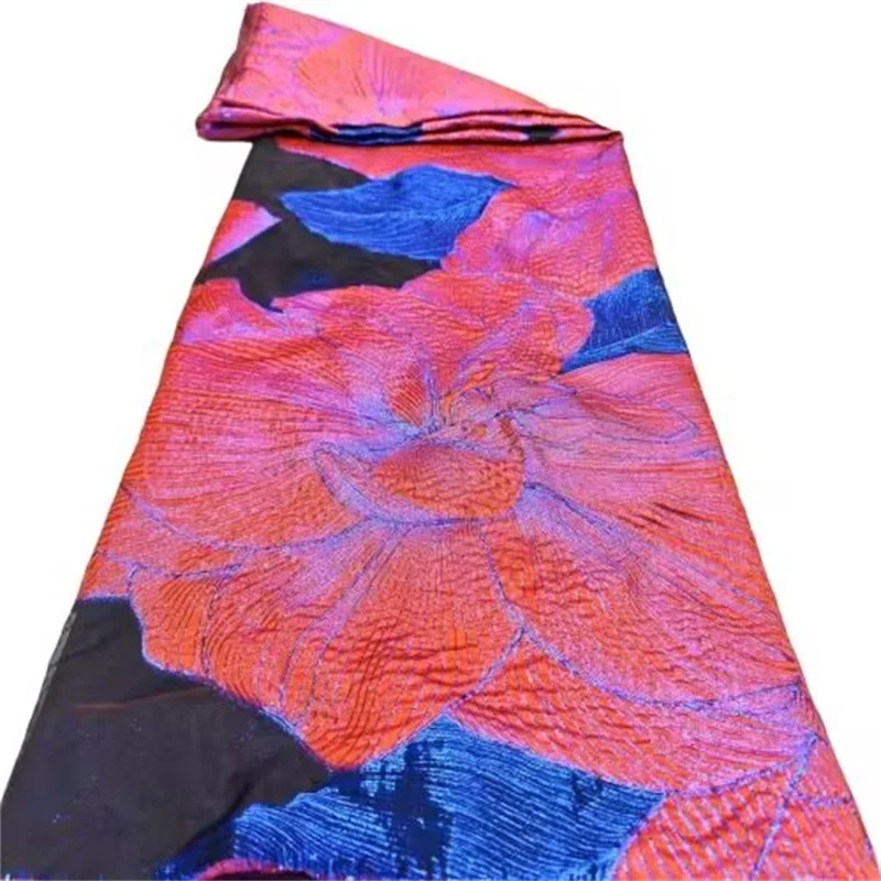 

Новейшая африканская парчовая жаккардовая кружевная ткань 2025 Высококачественная кружевная ткань с французской позолотой для шитья свадебного платья красного цвета