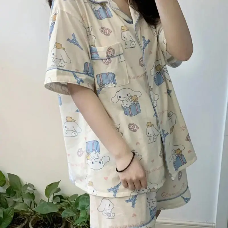 ชุดนอนซินนามอโรลลายซานริโอ้สุดน่ารักสำหรับผู้หญิง อนิเมะคุโรมิ กางเกงขาสั้นแขนสั้นฤดูร้อน ชุดลำลองน่ารักสไตล์เฮลโลคิตตี้ เนื้อผ้านุ่มสบาย