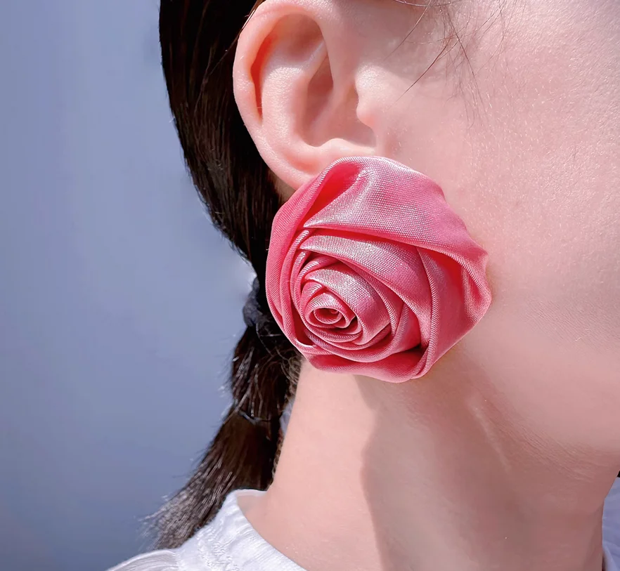 

Handmade satin fabric stereo pink rose earrings fashion gold and silver suit choker necklace