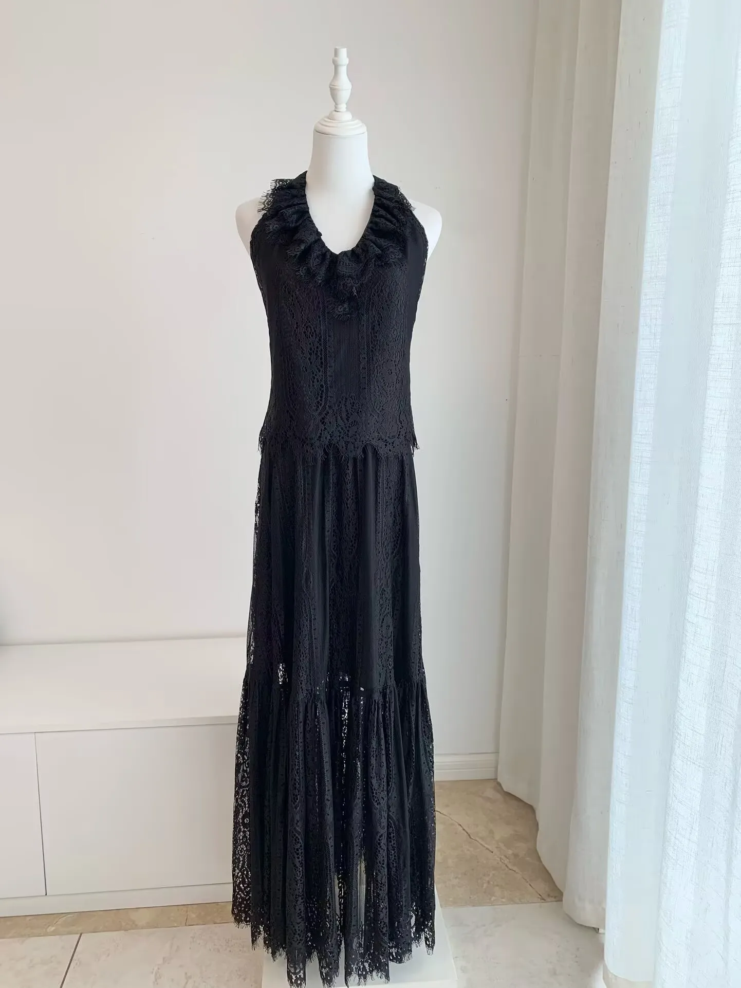 

Новый женский комплект: сексуальный топ-халтер с V-образным вырезом и кружевной вышивкой + длинная юбка А-силуэта с высокой талией