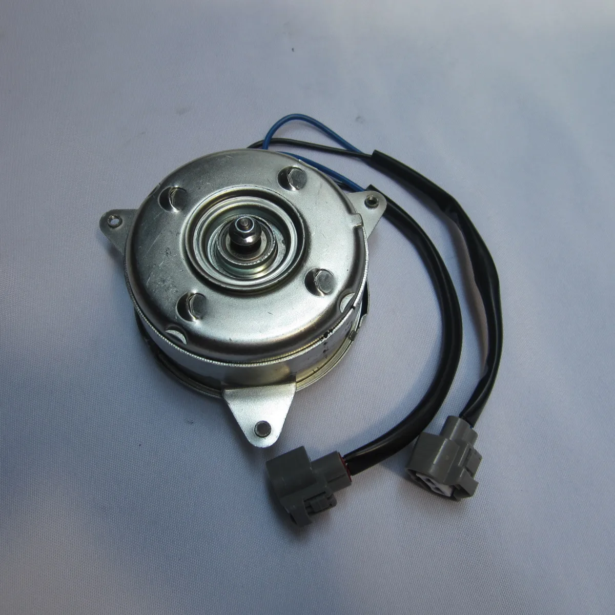 AUTO AC CONDENSER FAN MOTOR FOR Nissan Serena 2013 C26  OE  214811VA0A  12V