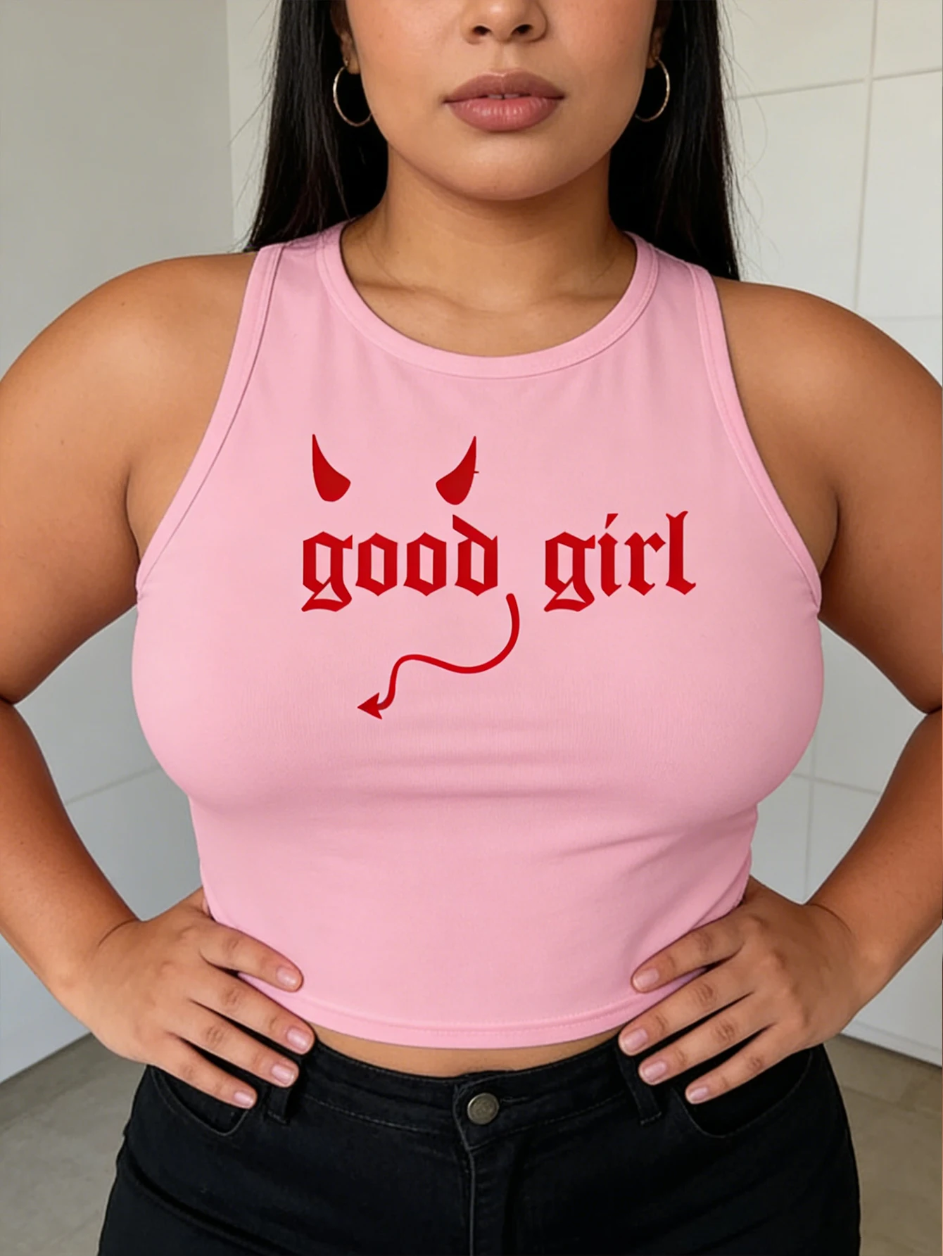 Top attillato da donna taglie forti, alla moda, casual, stile Y2K, dolce e cool, sportivo, con un tocco diabolico e un tocco di 'good girl'.