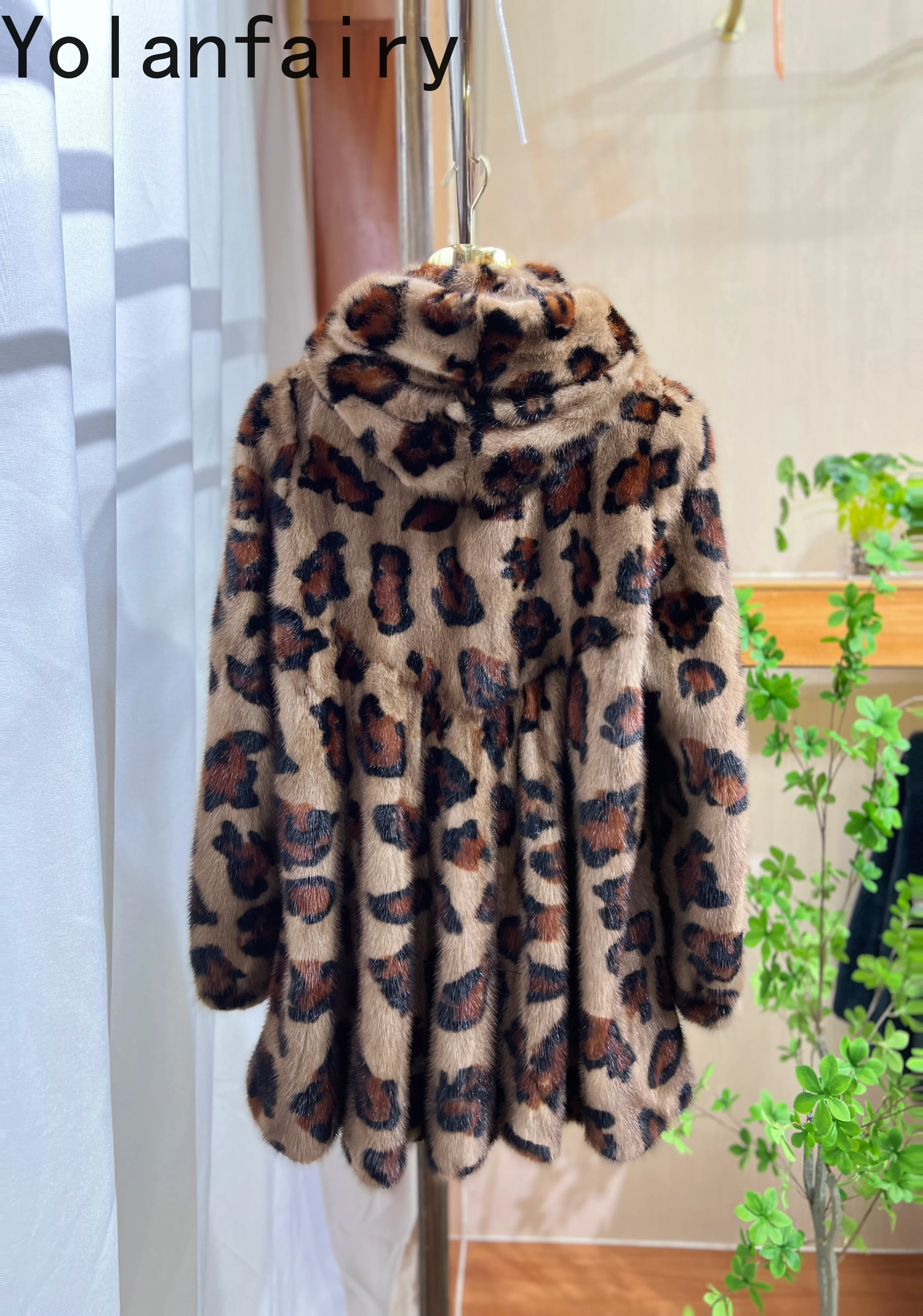 YOLANFAIRY معاطف فرو المنك الحقيقي للمرأة شتاء 2025 موضة ليوبارد معطف الفرو الطبيعي المرأة مقنعين منتصف طول سترة الفراء الدافئة