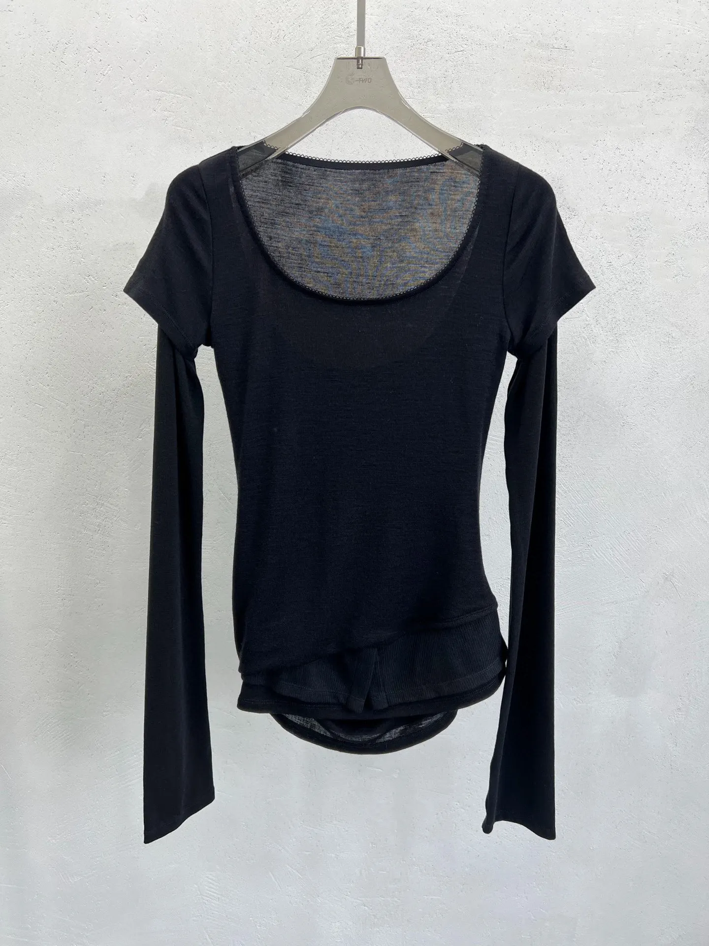 

Женский модный топ из шерстяного трикотажа с круглым вырезом, длинными рукавами и уникальным дизайном, выполненный из высококачественной пряжи.