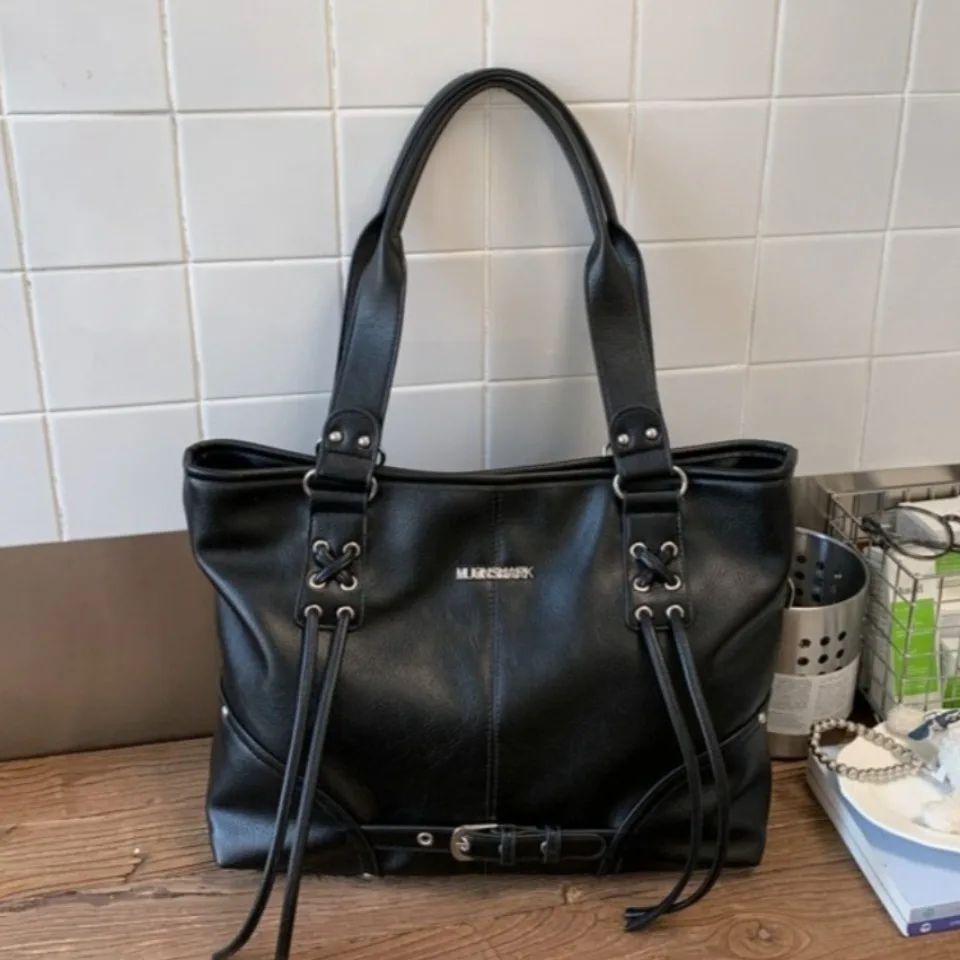 

Retro Black Motorcycle Handbag Women's Large Capacity Tote Bag Fashionable Underarm Bag for 2026 New Season Trendy Handbag