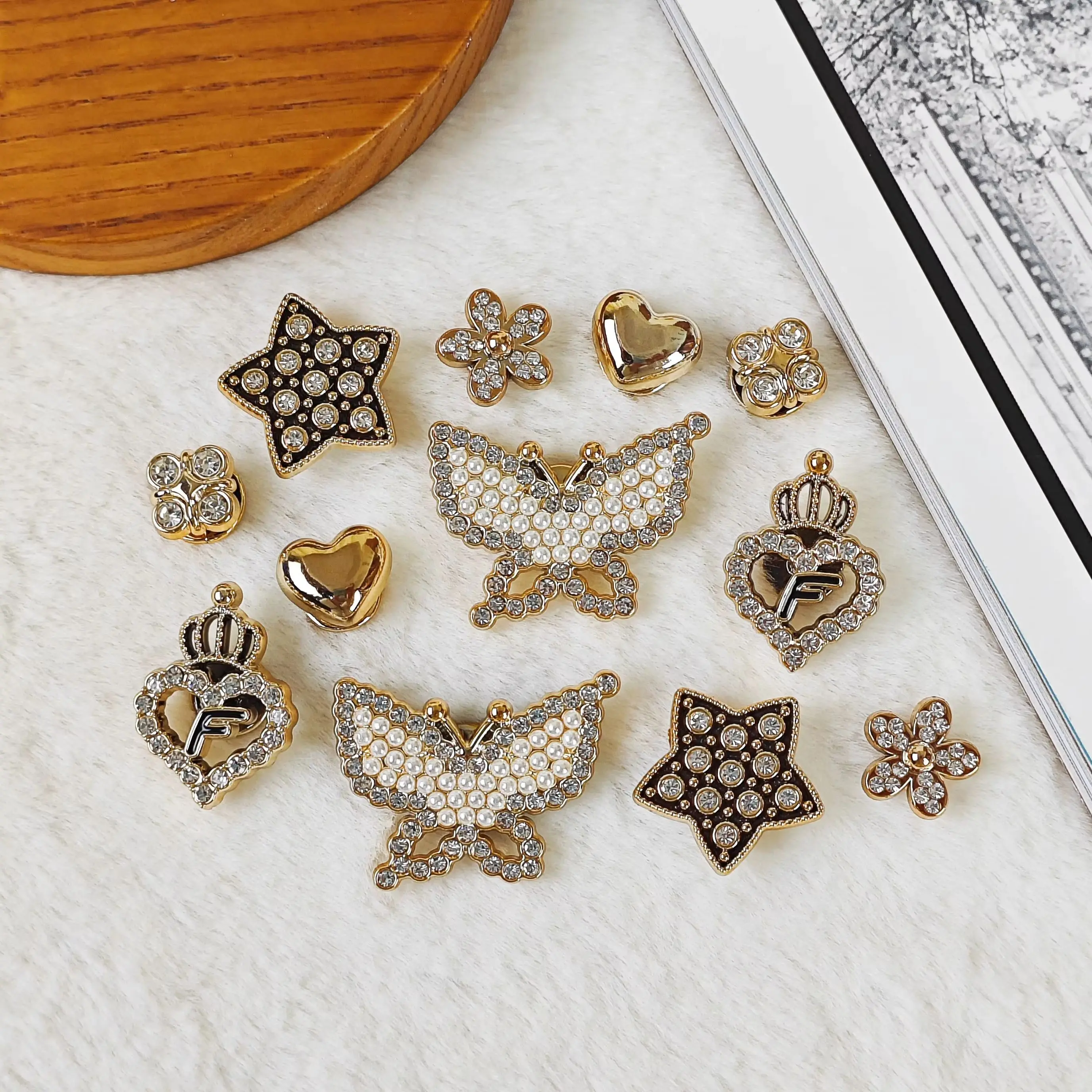 12Pcs DIY Shoe Decoration Charms Shiny Butterfly, Heart, Star, Flower Decorative Charms Non-Metal Lightweight Material Y2K Fashion Versatile Cute Personalized for Men and Women Suitable for Eva Beach Shoes, Sandals, Removable Shoe Decoration, Holiday Gift
