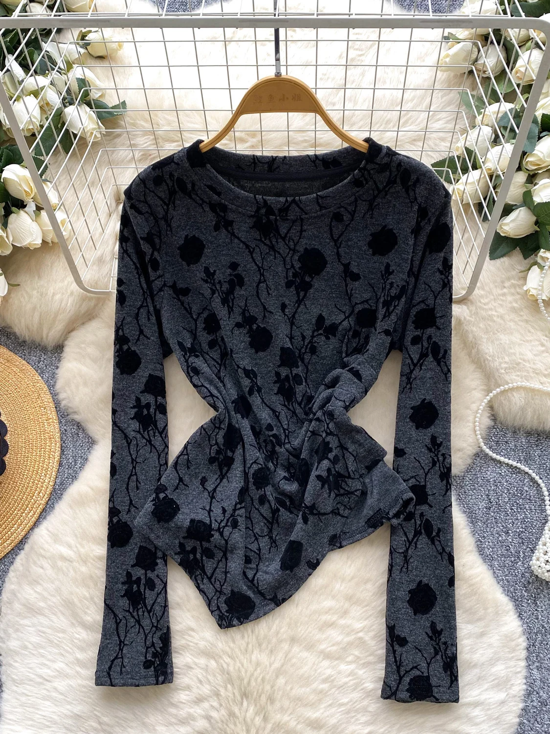 เสื้อยืดผู้หญิงทรงยาวแบบไม่สมมาตร ลายพิมพ์สไตล์เรโทร แฟชั่นฤดูใบไม้ร่วง-ฤดูหนาว  รัดเอว  ใส่ได้หลากหลาย ใช้เป็นเสื้อตัวในได้