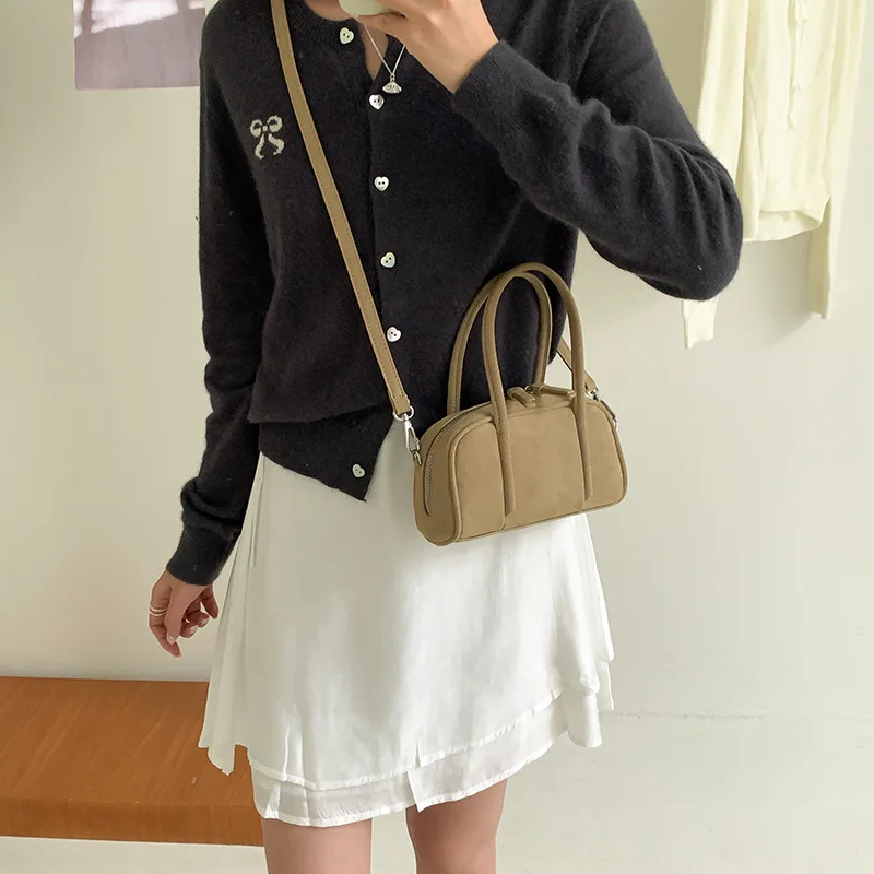 

Сумка через плечо с текстурой в стиле ретро. Повседневная и универсальная сумка с ручкой. Подходит для работы и повседневной носки. Сумка для боулинга.