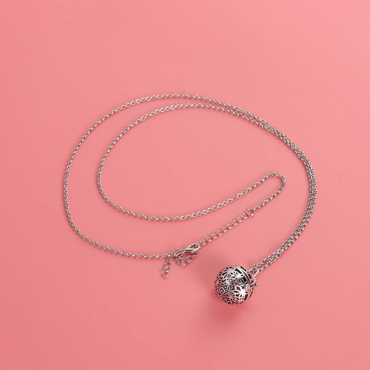 

Copper Essential Oil Diffuser Pendant Hollow Round Aromatherapy Necklace Locket Elegant Durable Jewelry Aromatherapy Necklace