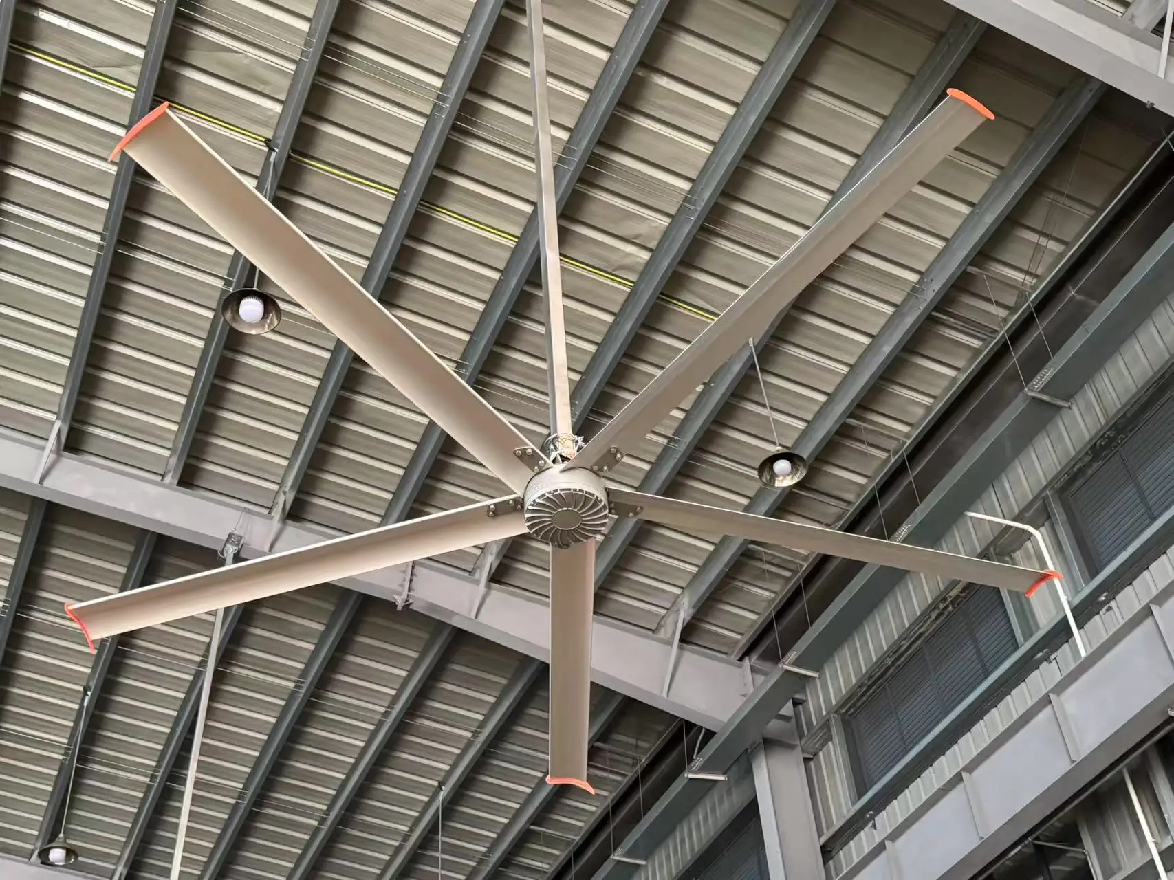 Il grande ventilatore da soffitto industriale popolare da 5 m/16 piedi migliora la circolazione dell'aria Ventilatore da soffitto Hvls Ventilatore da palestra PMSM