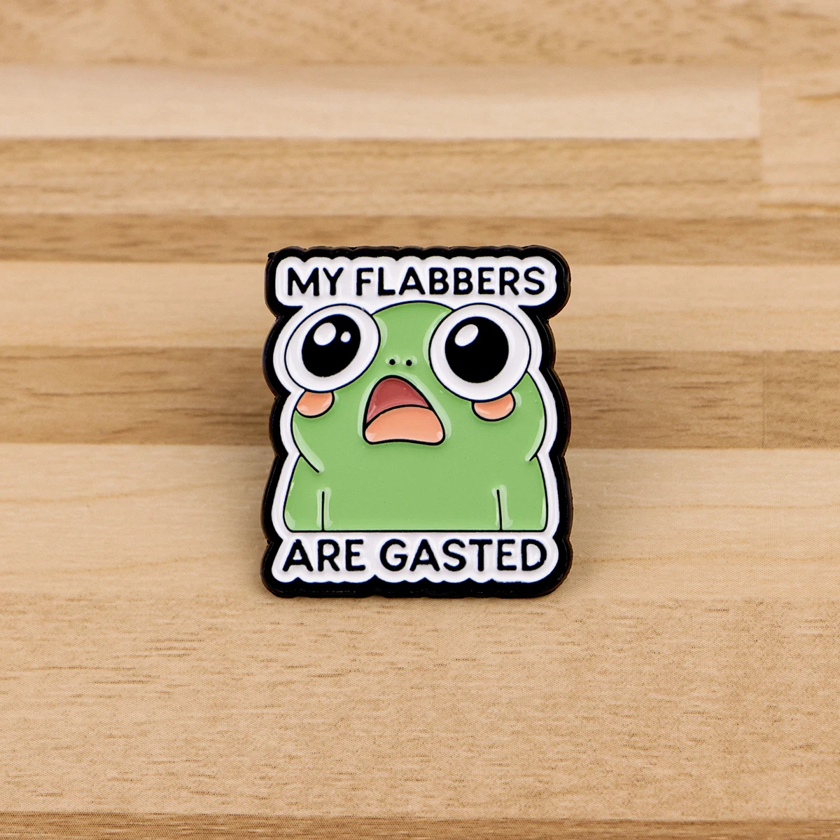 Pin esmaltado de rana con frases – Broche para solapa o mochila