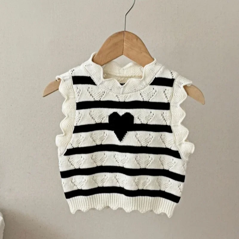 

2026 вязаный жилет в полоску с сердечками для маленьких девочек, пуловер без рукавов от 0 до 4 лет, мягкая детская многослойная осенне-весенняя модная одежда с зубчатой отделкой