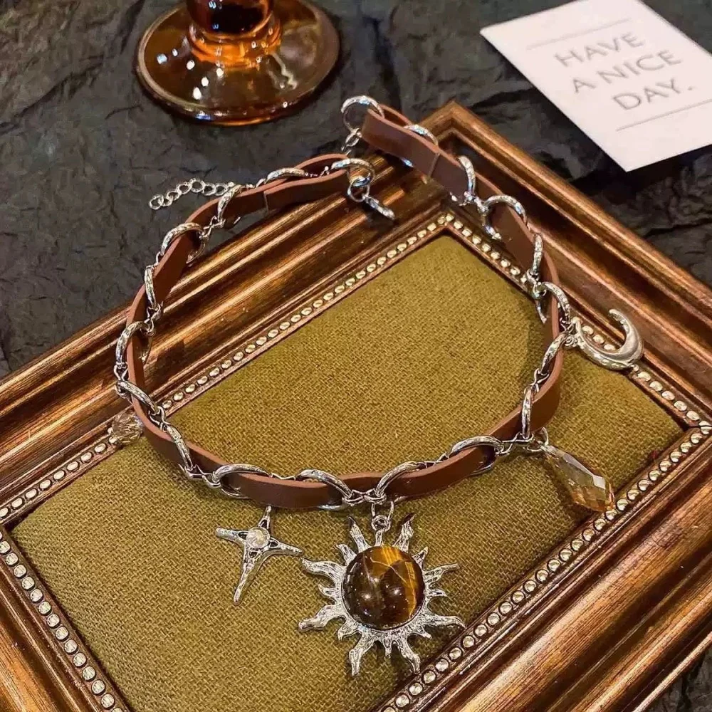 Neue Geometrie-Halskette mit Tigerauge-Stein, Sonne, Stern und Mond, Lederweberei, Einzigartige Modische Vielseitige Schlüsselbein-Kette, Schmuckgeschenk für Damen – Detail 3