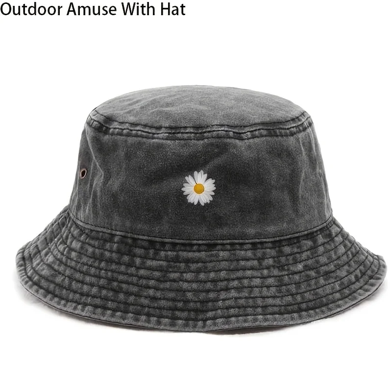 A Fresh and Versatile Bucket Hat, Adorned with Small Daisies, Is the Perfect Choice for Everyday Wear.
