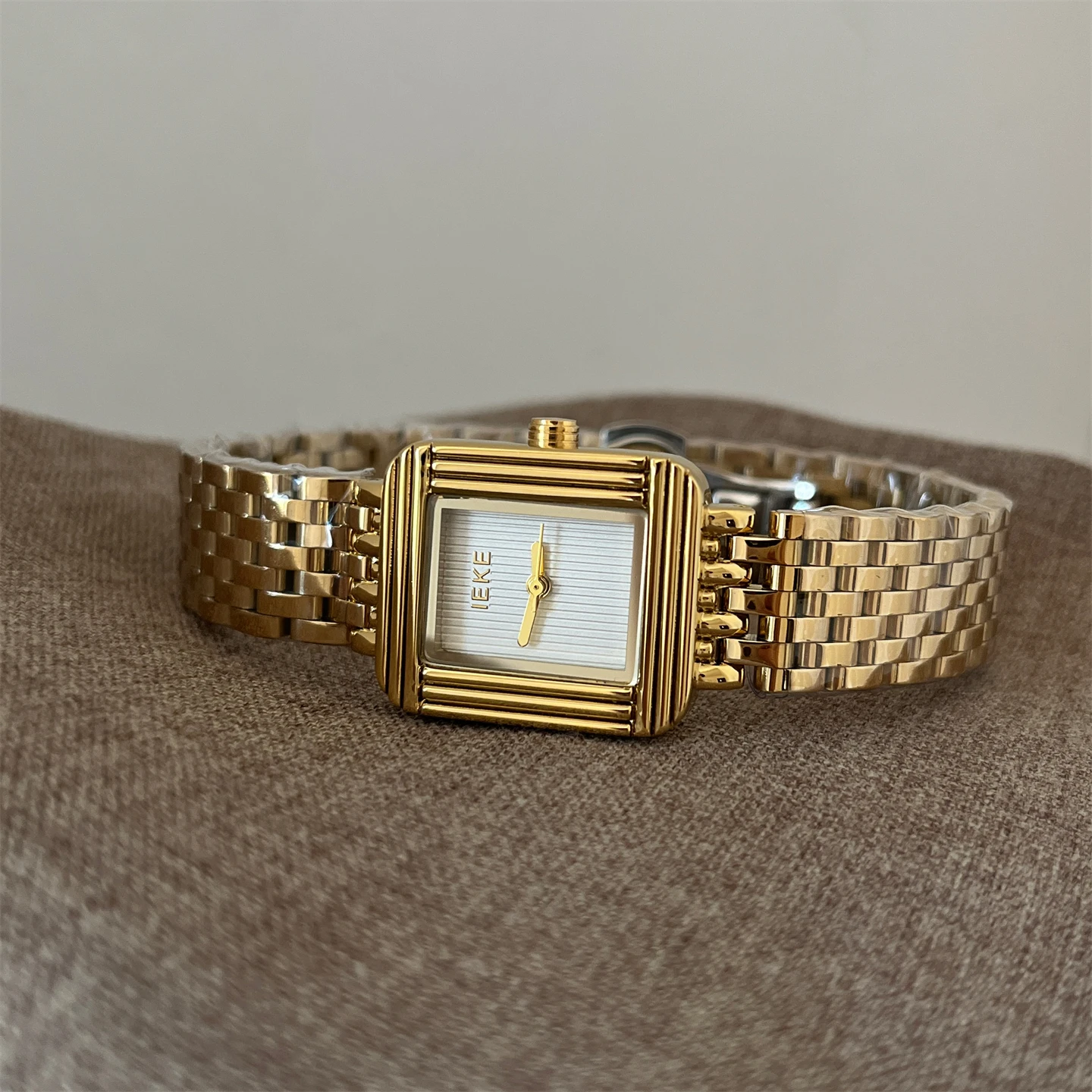 Vintage striped exquisite women's watch, elegant and simple, high-value retro small gold watch, a high-end selection of watches.