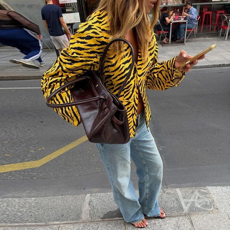 Zebra-Muster, tailliert geschnittene Mäntel, Damenmode, V-Ausschnitt, lange Ärmel, mit Schnallen- und Knopfverschluss, mit Paneelen versehen, schmale Jacken, Herbstkollektion, neue Damenoberbekleidung. – Detail 1