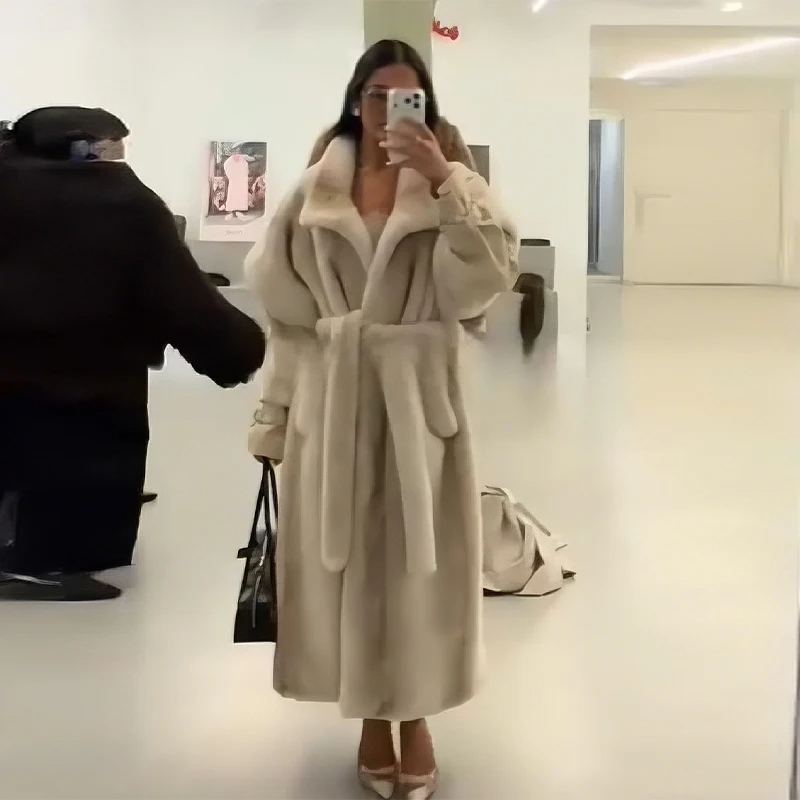 厚手のレディース冬用コート、高級フェイクファーのロングジャケット、ベルト付き、ラペル、半袖、ゆったりとしたアウター、2025年新作、暖かいレディースコート