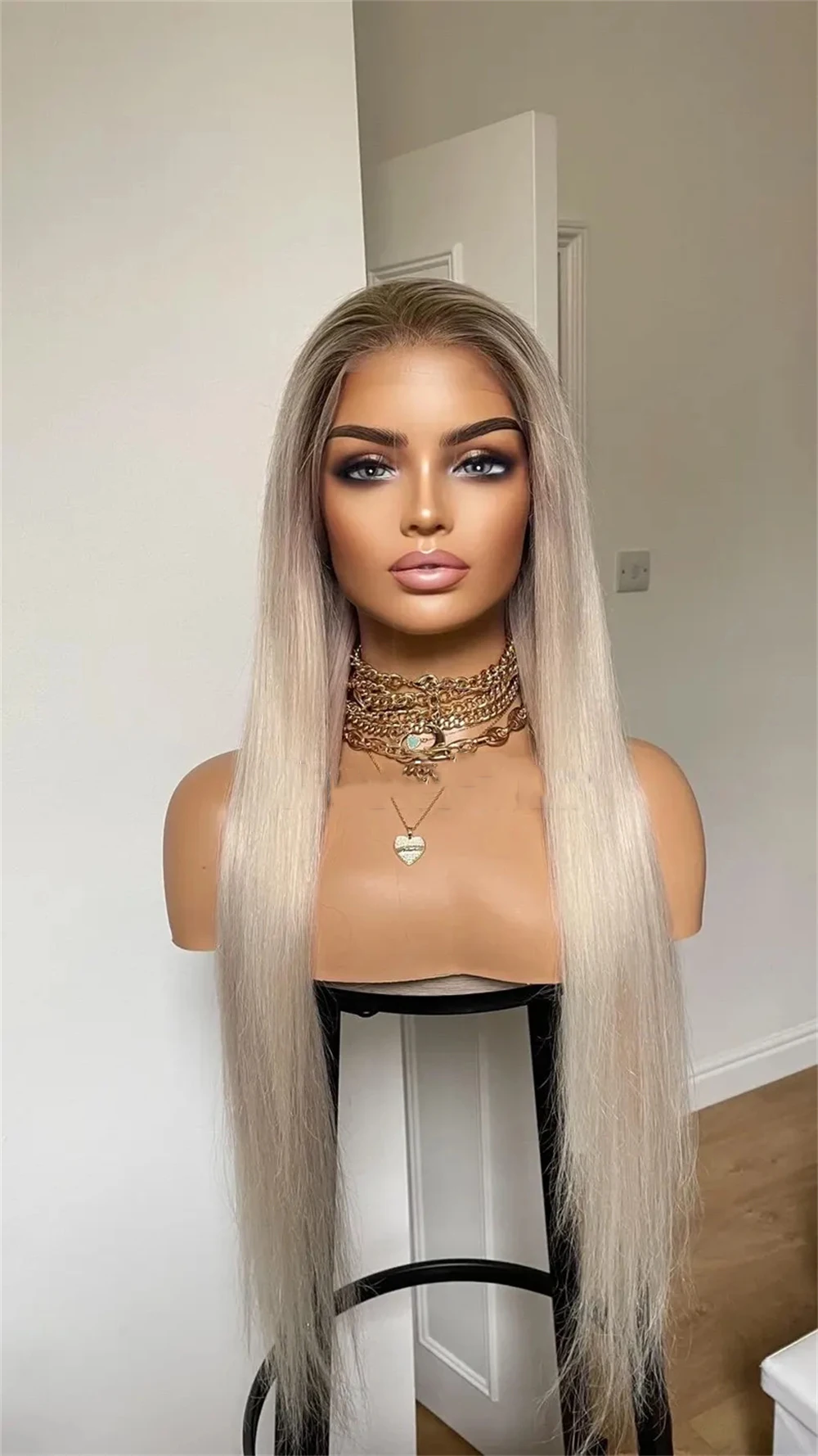 Parrucca anteriore in pizzo biondo platino radicato 28 "capelli lisci con radici scure parrucche sintetiche resistenti al calore in pizzo HD per uso quotidiano da donna