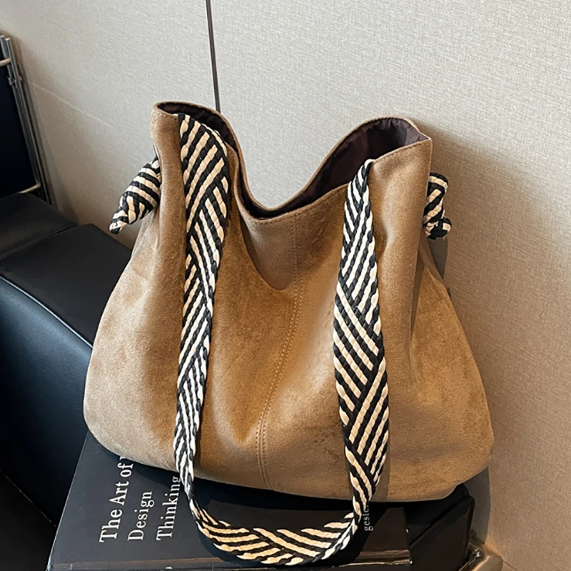 

Текстурированные замшевые дорожные сумки, новинка 2025 года, женская сумка на плечо большой вместимости, осенне-зимние универсальные коричневые сумки-тоут