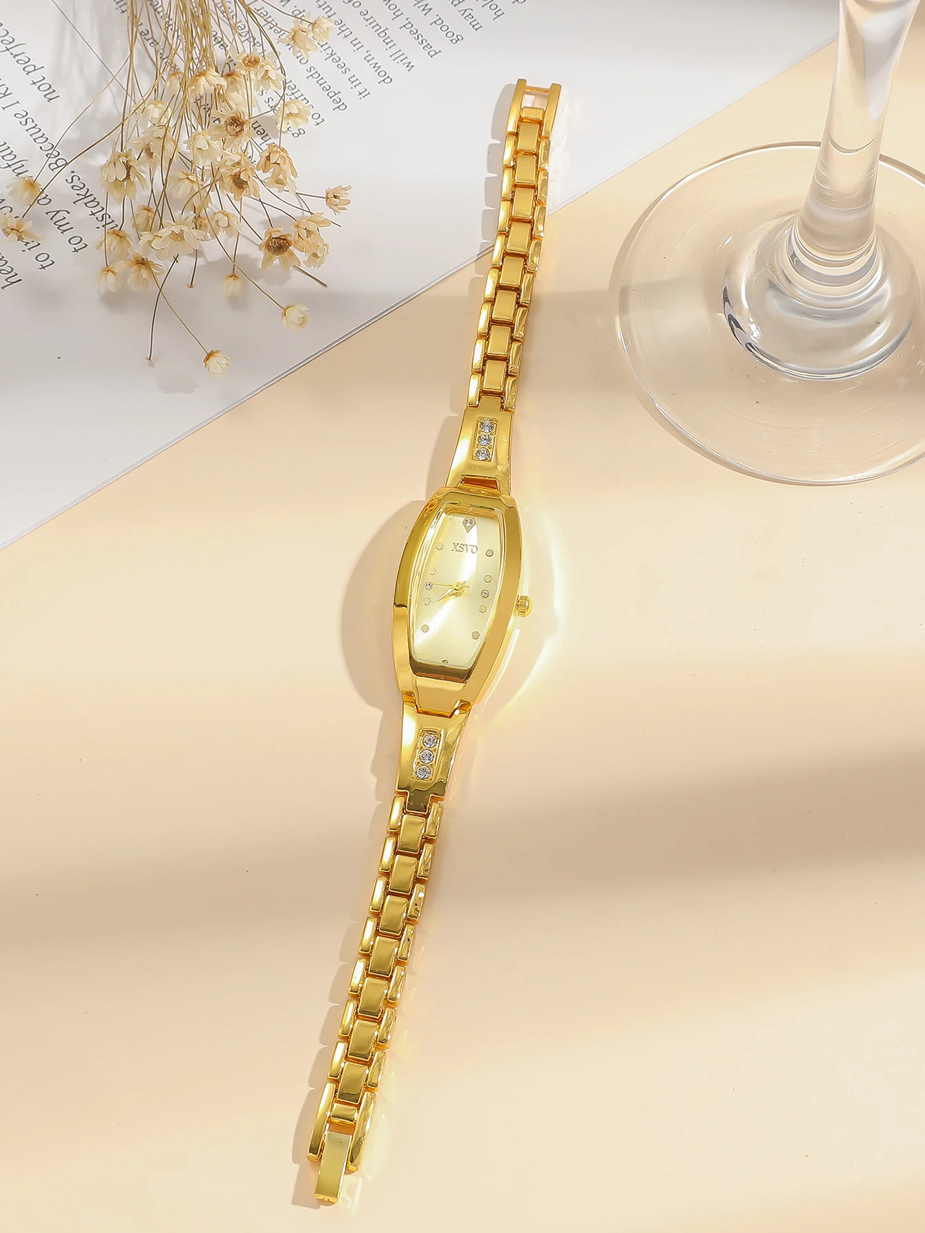 ساعة كوارتز نسائية بتصميم عصري وجديد مع حافظة فريدة من نوعها، وعلامات قرص مرصعة بالألماس، وحزام من سبائك حجر الراين،