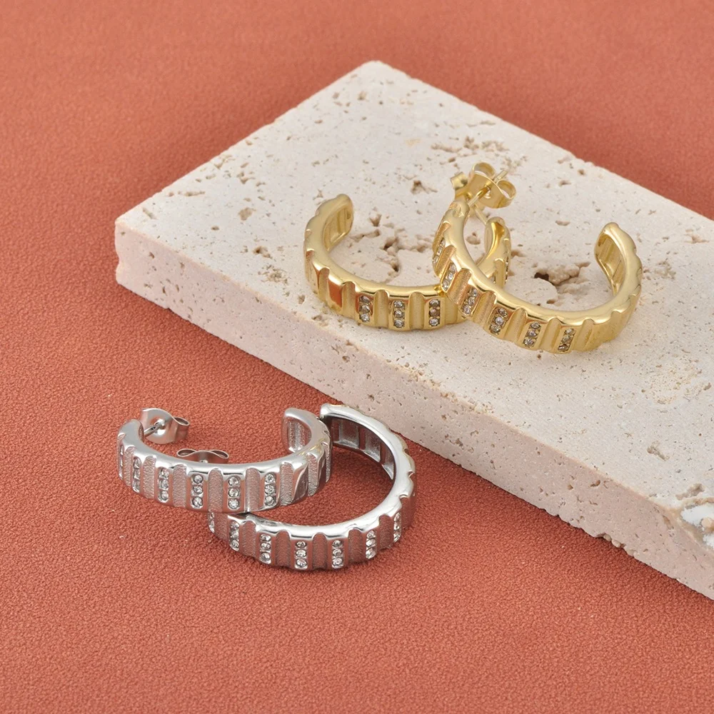 Lokaer Trendy Edelstahl-Ohrringe mit geometrischem Design, eingelegter Zirkon, runder Ohrring, Schmuck, Partygeschenke für Frauen, Großhandel E26065