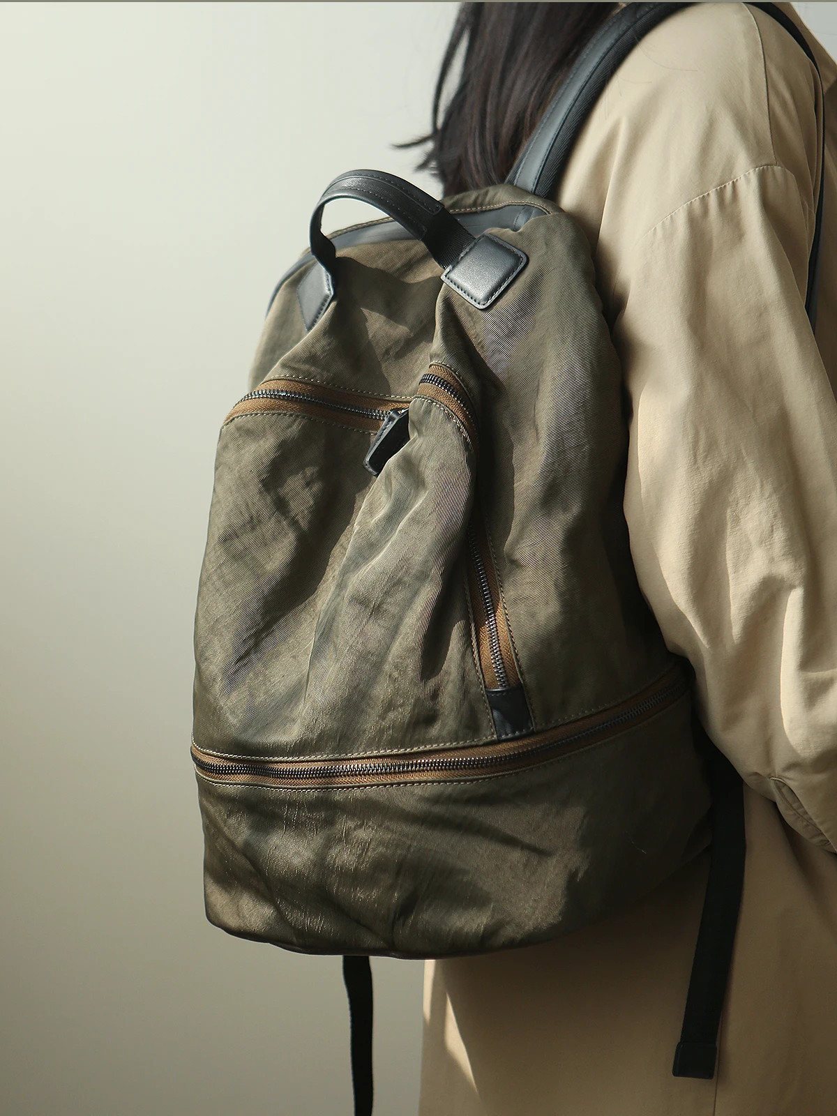 

Американская мода Ретро растительного дубления Верхний слой из воловьей кожи Холст Сращивание Рюкзаки Большая вместительная портативная женская сумка Модная