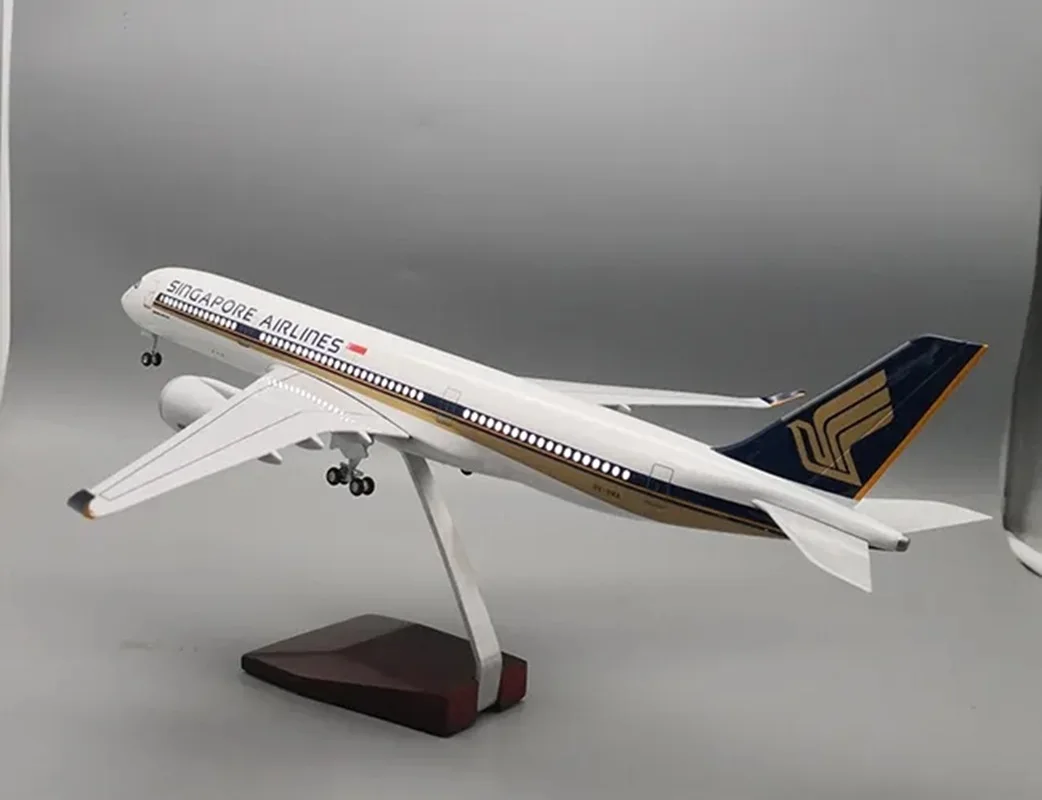 Singapore Airlines 47CM 1:142 Scale Model Aircraft A350 Airbus LED Light Die-casting Machine Collected As A Gift By Aviation